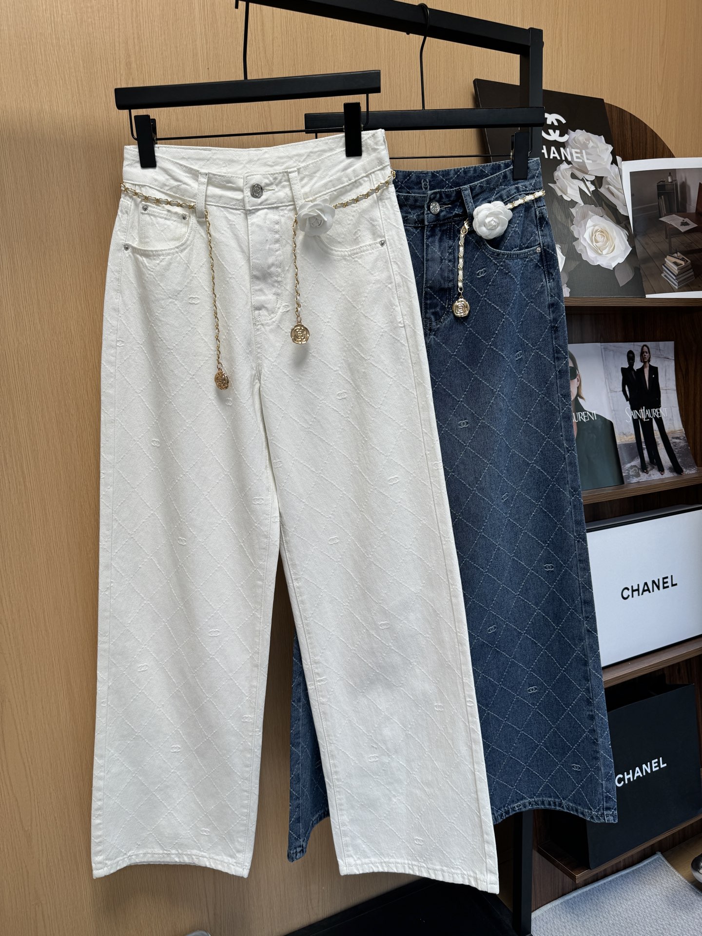 NO:909265,Chane* Xiaoxiang 26 early spring new camellia waist chain series, custom-woven fabric rhombus check double C jacquard denim straight pants, simple and high-end style, highly recommended as a must-have item!  2 color smlxl code,,chanel,19860909Chane*小香26早春新款山茶花腰链系列 定织面料菱形格双C提花牛仔直筒裤 简约高级款 强烈推荐必备单品！ 2色smlxl码,,chanel,,Women's clothing