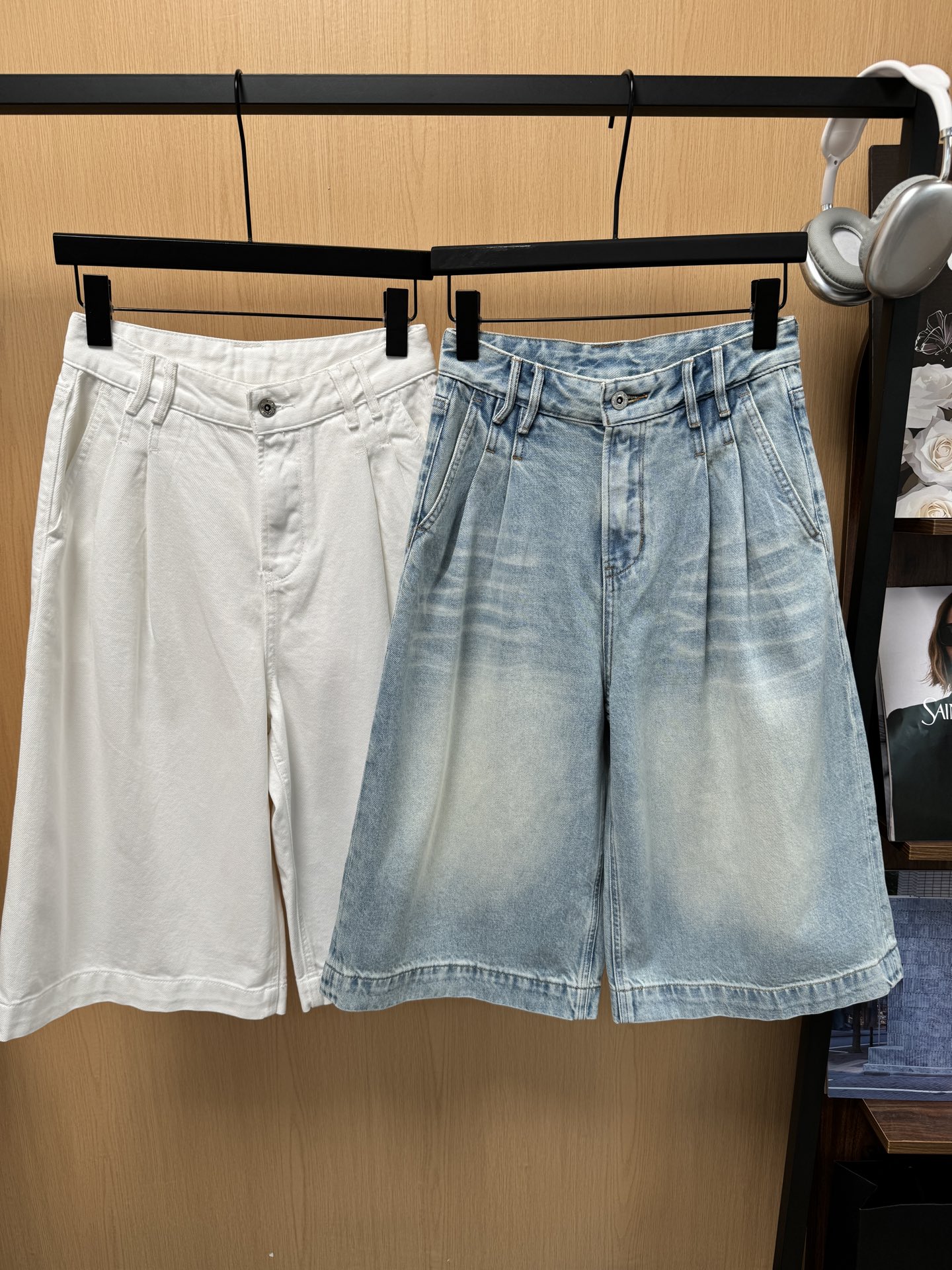 NO:900064,Miumi*26 new spring and summer denim three-quarter wide-leg pants. The high-waisted straight version shows off the leg shape. The loose cut covers the flesh and makes you slim. It can be easily controlled by pear-shaped figures and small people. Retro washed light blue refreshing white 2 colors smlxl size,,miumiu,19860909Miumi*26春夏新款牛仔七分阔腿裤 高腰直筒版型超显腿型 宽松剪裁遮肉显瘦 梨形身材和小个子都能轻松驾驭. 复古水洗浅蓝清爽白2色 smlxl码,,miumiu,,Women's clothing