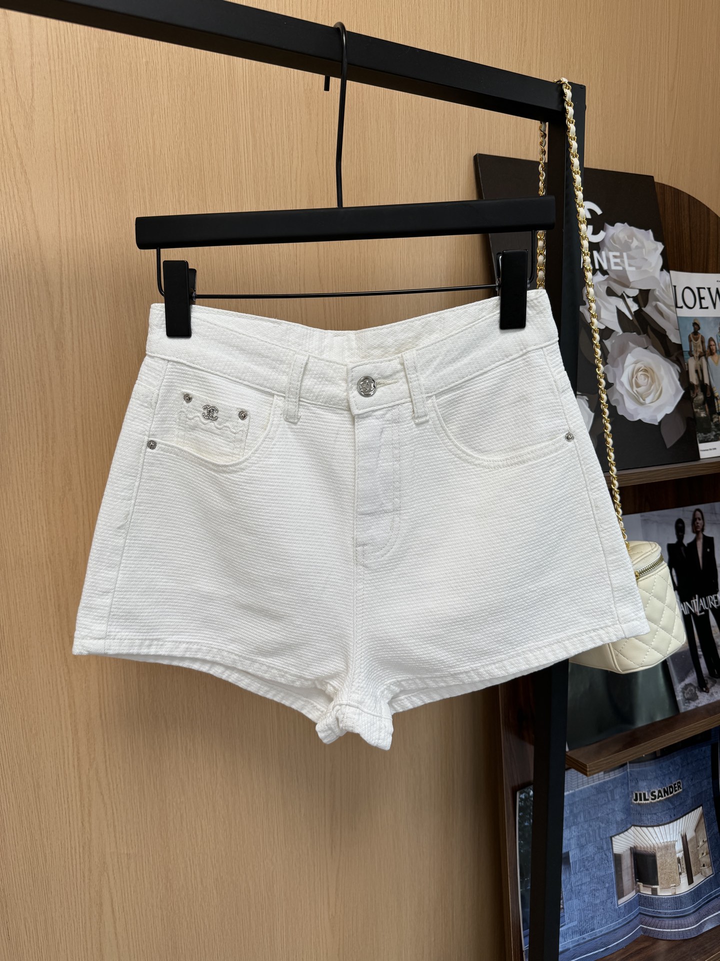 NO:909249,Chane* Xiaoxiang's new summer product continues the series of denim shorts. Exclusive custom-woven grain texture fabric. Double C hot label embellishment. High-end simple and fashionable item. Small A version. Single color. SMLXL code,,chanel,shorts,19860909Chane*小香夏季新品延续系列款牛仔短裤 独家定织颗粒感纹理面料 双C烫标点缀 高级简约时髦单品 小A版型 单色 smlxl码,,chanel,shorts,,Women's clothing