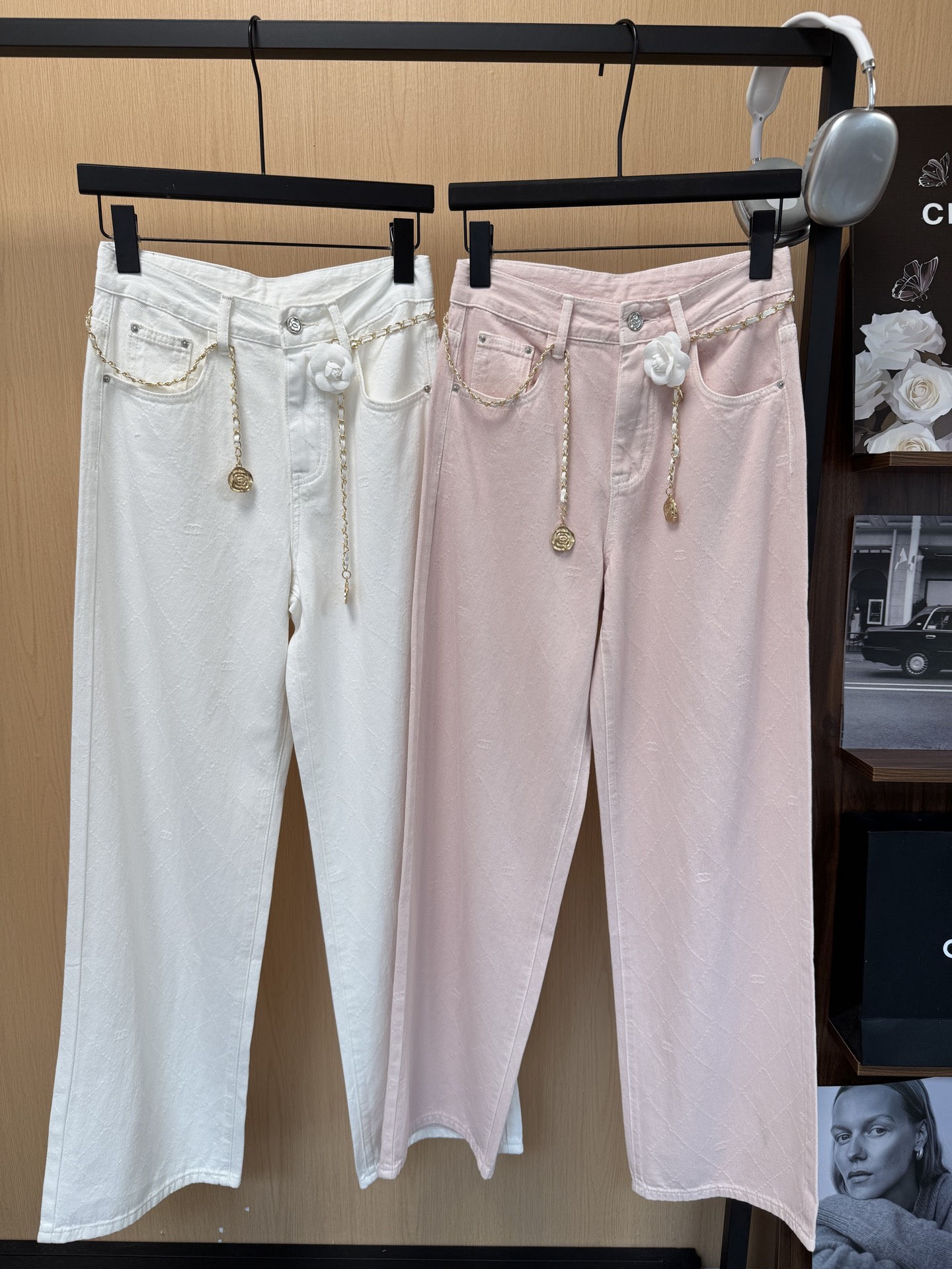 NO:909257,Chane* Xiaoxiang 26 early spring new camellia waist chain series, custom-woven fabric rhombus check double C jacquard denim straight pants, simple and high-end style, highly recommended as a must-have item!  3 color smlxl code,,chanel,19860909Chane*小香26早春新款山茶花腰链系列 定织面料菱形格双C提花牛仔直筒裤 简约高级款 强烈推荐必备单品！ 3色smlxl码,,chanel,,Women's clothing