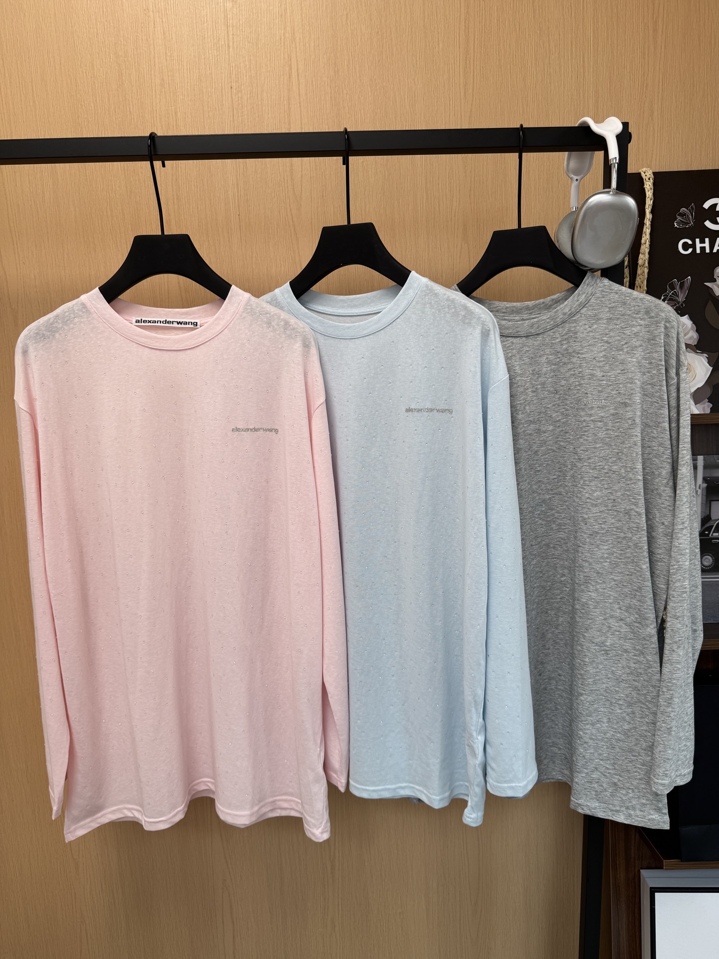 NO:958798,Alexander wan* Wang 26 hot summer continuation model~ Full body with rhinestones and silver logo, sun protection long sleeves, OS large version, same style for men and women, SM size,,alexander wang,19860909Alexander wan*大王26夏季火爆延续款～ 满身水钻烫银logo防晒长袖 OS大版型 男女同款 sm码,,alexander wang,,Women's clothing