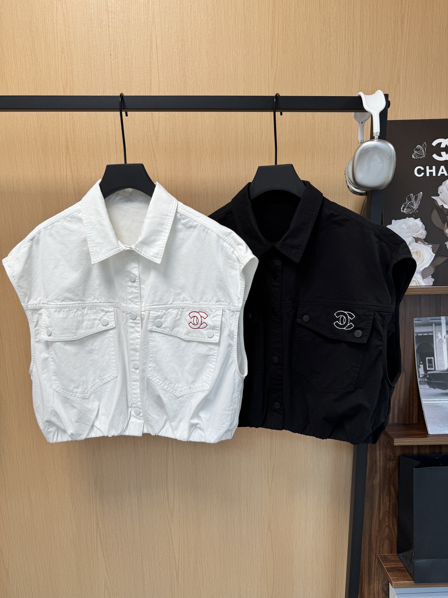 NO:900054,l Chane* Xiaoxiang 26 hot summer continuation series~ Exclusively customized contrasting color embroidered waistcoat denim vest, perfect version design, black and white 2 colors, sml code,,chanel,19860909l Chane*小香26夏季火爆延续系列款～ 独家定制撞色刺绣坎肩牛仔马甲 完美版型设计 黑白2色 sml码,,chanel,,Women's clothing