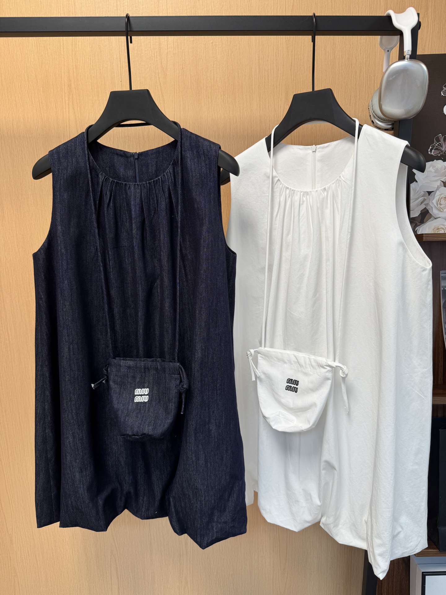 NO:891204,Miumi* 26 new summer bud vest dress, exclusive custom-made fabric with contrasting logo printing, high quality!  Paired with a small crossbody bag, the popular continuation of the series~ Full of fashionable girly feeling, 2 colors sml code,,miumiu,skirts,19860909Miumi* 26夏季新款花苞背心连衣裙 独家定制面料撞色logo印花 高品质！ 搭配斜挎小包包 爆款延续系列款～ 时髦少女感满满 2色sml码,,miumiu,skirts,,Women's clothing