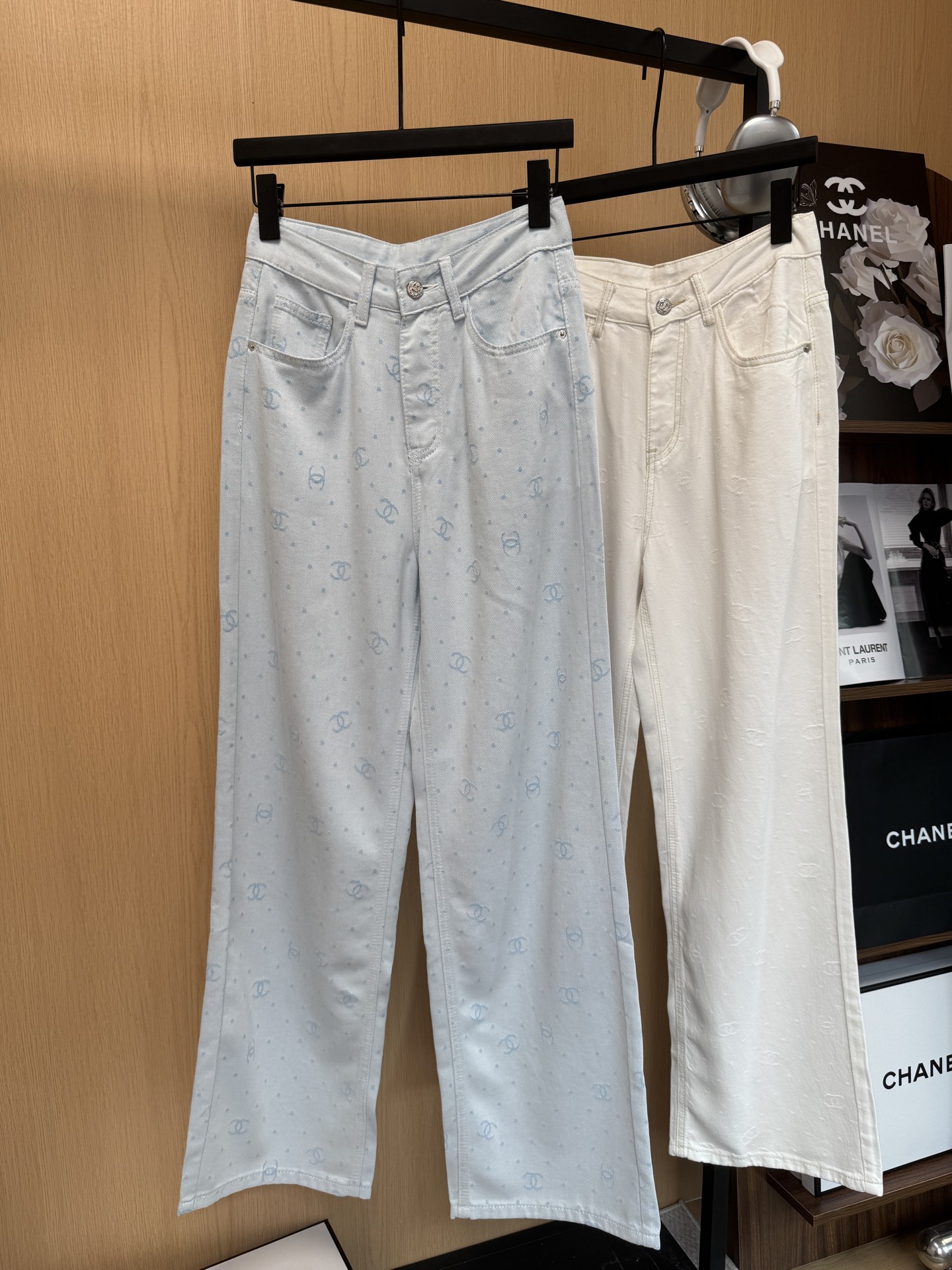 NO:891199,Chane*Xiaoxiang 26 new summer jacquard denim series~ Polka-dot double C pattern dark pattern denim straight wide-leg pants. Exclusive custom-woven Tencel fabric. Soft and drapey. Simple, fashionable and versatile item!  2 color smlxl code,,chanel,19860909Chane*小香26夏季新款提花牛仔系列～ 波点双C图案暗纹牛仔直筒阔腿裤 独家定织天丝面料 柔软有垂感 简约时髦百搭单品！ 2色smlxl码,,chanel,,Women's clothing