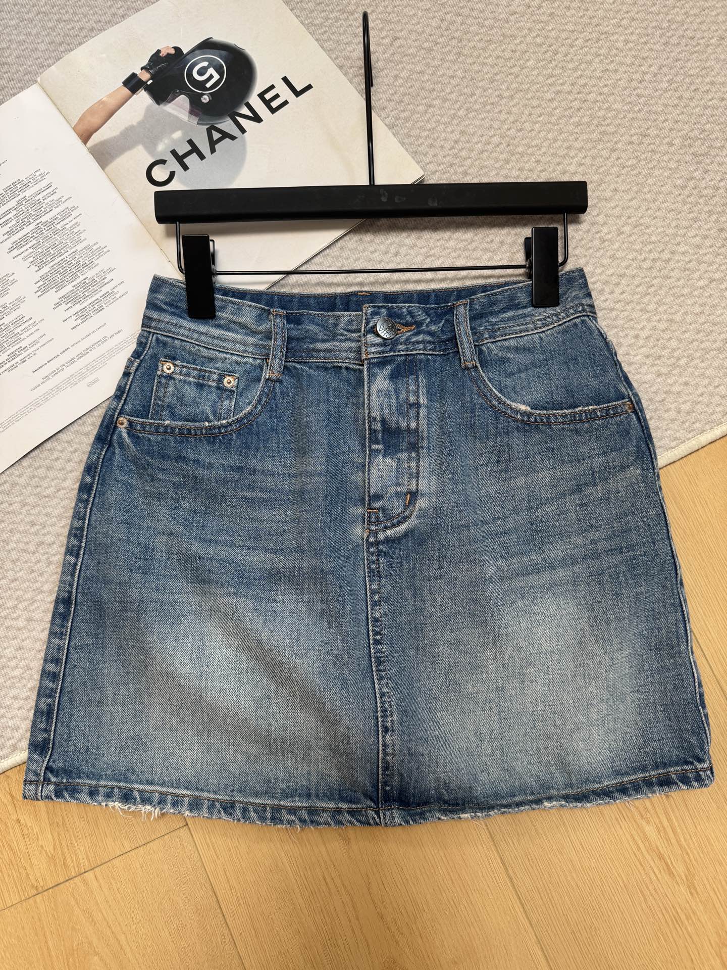 NO:891197,Chane* Xiaoxiang 26 new summer denim skirt, exclusive custom-made molded double C embroidery on the back pocket, high-waisted straight version, high quality!  Monochrome smlxl code,,chanel,skirts,19860909Chane*小香26夏季新款牛仔短裙 独家定制开模后袋双C绣花 高腰直筒版型 高品质！ 单色smlxl码,,chanel,skirts,,Women's clothing