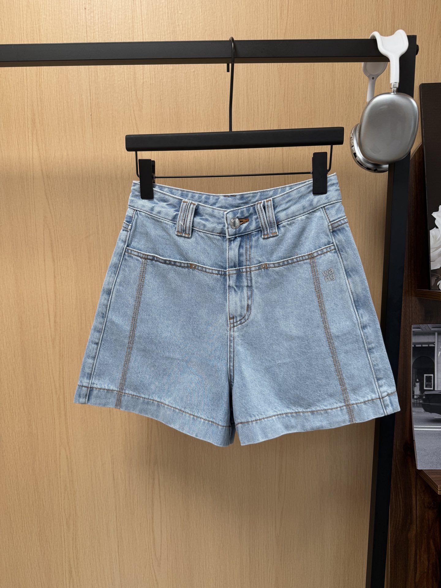 NO:900047,Alexander*·wang 26 new summer denim shorts. High-waisted A-version design to modify the waist proportions to make you look slimmer. Exclusively customized fabric. Retro washed light blue. Contrast stitching and hot silver logo printing pattern. Single color smlxl code,,alexander wang,shorts,19860909Alexande*·wang大王26夏季新款牛仔短裤 高腰A版设计修饰腰部比例显瘦不挑人 独家定制面料复古水洗浅蓝色 撞色缝线烫银logo印花图案 单色smlxl码,,alexander wang,shorts,,Women's clothing