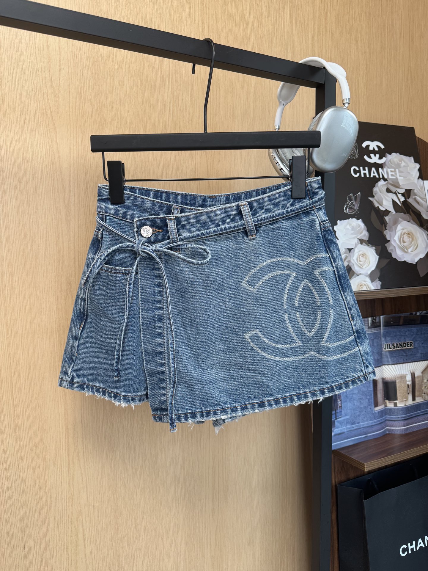 NO:891189,Chane*Xiaoxiang 26 new summer jeans skirt, high-waisted A version, fake two-piece strapped girdle style, double C laser printing hot-drilling process, smlxl code,,chanel,skirts,jeans,19860909Chane*小香26夏季新款牛仔裤裙 高腰A版假两件绑带腰封式 双C激光印花烫钻工艺 smlxl码,,chanel,skirts,jeans,,Women's clothing