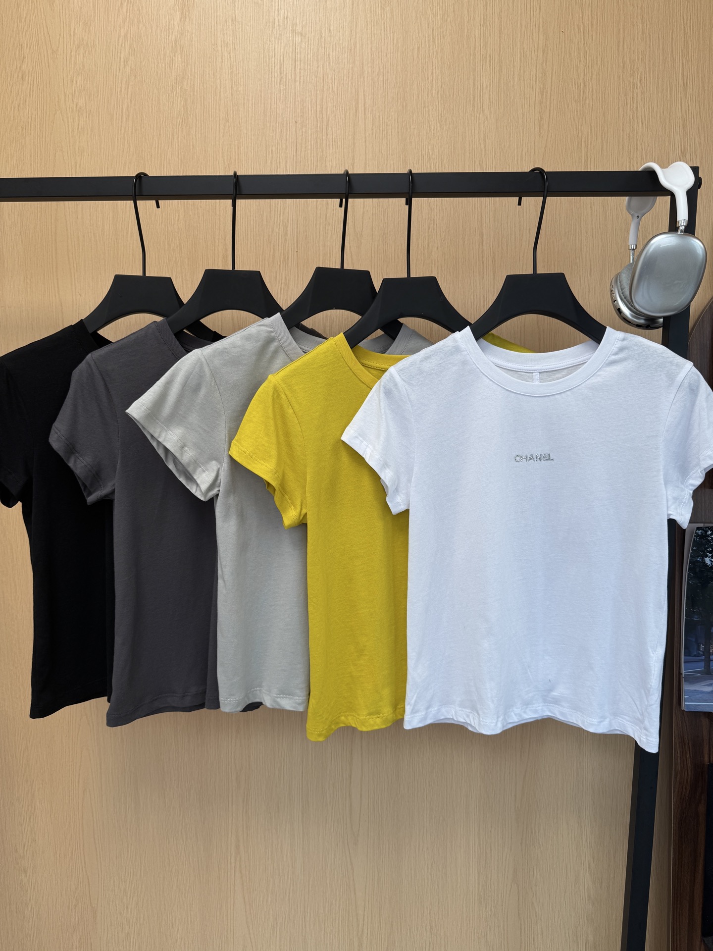 NO:893437,Chane* Xiaoxiang 26 new summer hot diamond short-sleeved T-shirt, back patchwork design, round neck, front shoulder, loose fit, light fabric, basic versatile item!  5 color sml code,,chanel,T-shirt,tees,t-shirt,19860909Chane*小香26夏季新款烫钻短袖T恤 后背拼缝设计圆领正肩宽松版型 轻薄面料 基础百搭单品！ 5色sml码,,chanel,T-shirt,tees，t-shirt,,Women's clothing