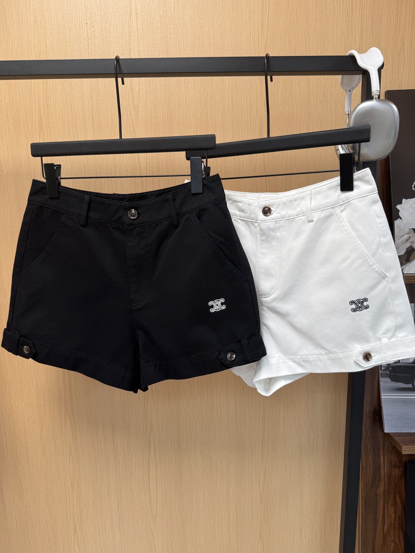 NO:898609,Celin* 26 summer continuation series ~ classic logo contrast printing A version shorts black and white 2 colors sml code,,celine,shorts,19860909Celin* 26夏季延续系列款～ 经典logo撞色印花A版短裤 黑白2色sml码,,celine,shorts,,Women's clothing