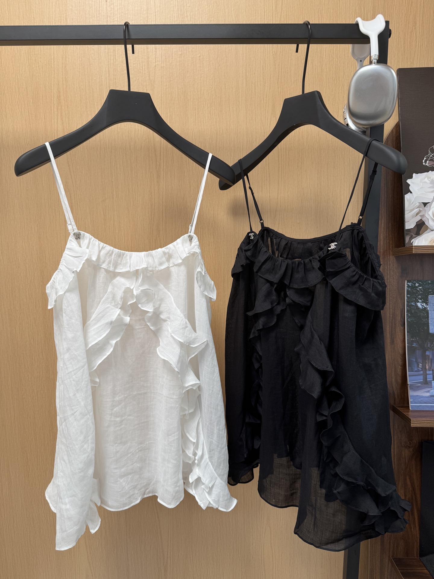 NO:891192,Chane*Xiaoxiang 26 new summer camisole, ramie fabric, breathable and comfortable, adjustable shoulder straps, 2 colors sml code,,chanel,19860909Chane*小香26夏季新款吊带背心 苎麻面料透气舒适 可调节肩带 2色sml码,,chanel,,Women's clothing