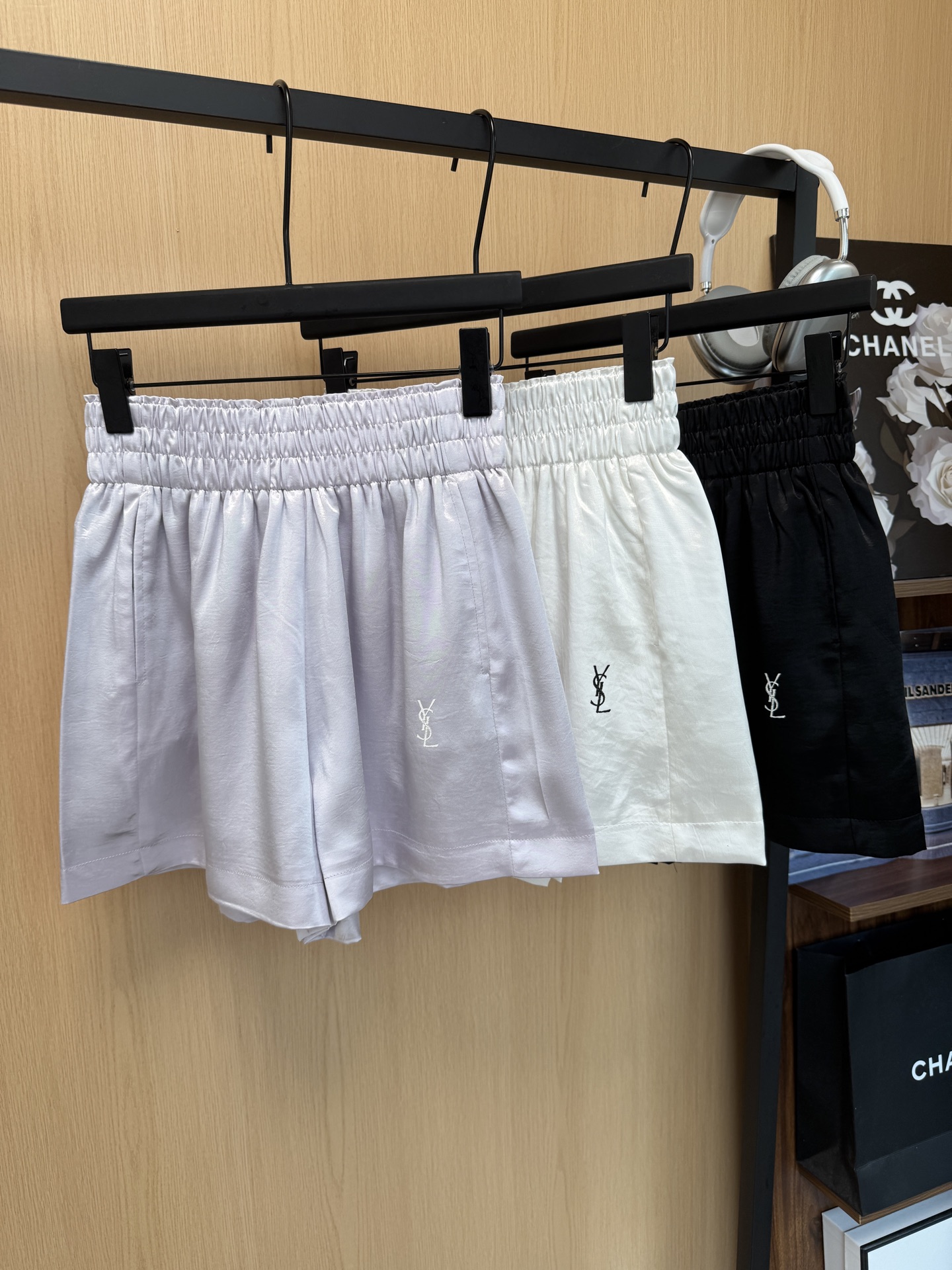 NO:898615,YSL Saint Laurent 26 summer continuation series, satin material A version elastic waist shorts, exclusive customized gear logo contrast printing, 3-color smlxl code,,saint laurent,saint laurent,shorts,19860909YSL 圣罗兰26夏季延续系列款 缎面材质A版松紧腰短裤 独家定制齿轮logo撞色印花 3色smlxl码,,saint laurent,saint laurent,shorts,,Women's clothing