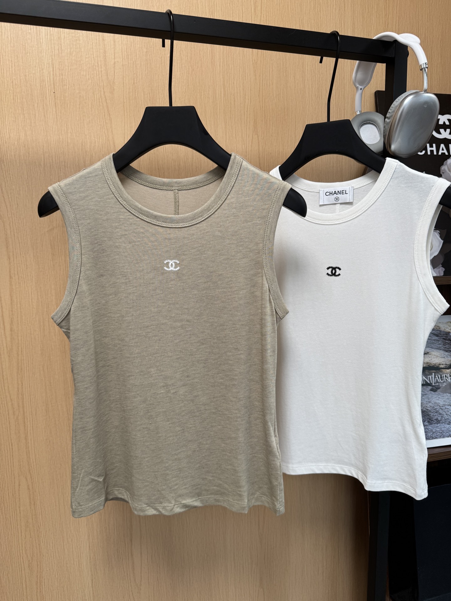 NO:903844,Chane* Xiaoxiang 26 hot summer continuation series~ Three-dimensional gear logo printing pattern on the chest, round neck vest with seams on the back, high elastic fabric, 2 colors, ML code,,chanel,19860909Chane*小香26夏季火爆延续系列款～ 胸前立体齿轮logo印花图案 后背拼接缝圆领背心 高弹力面料 2色 ML码,,chanel,,Women's clothing
