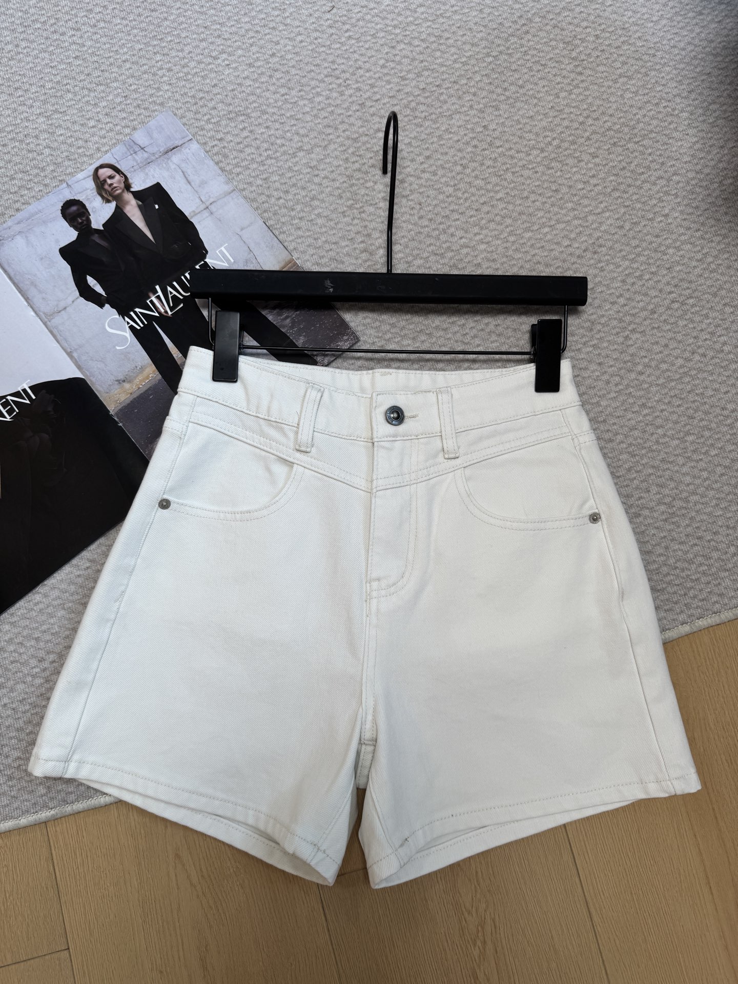 NO:898622,YSL Saint Laurent 26 summer popular continuation series~ High waisted back flap pockets and contrasting printed denim shorts. Exclusive customized fabric. High elasticity and versatile. Single color smlxl code,,saint laurent,saint laurent,shorts,19860909YSL 圣罗兰26夏季火爆延续系列款～ 高腰后翻盖口袋撞色印花牛仔短裤 独家定制面料 高弹力百搭 单色smlxl码,,saint laurent,saint laurent,shorts,,Women's clothing