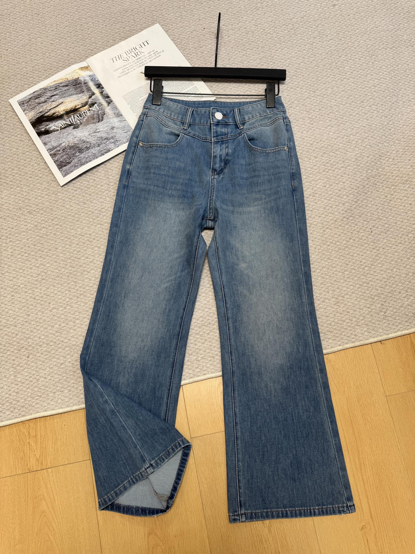 NO:893158,YSL Yves Saint Laurent 26 popular continuation series of nine-point leg-cut trousers. Exclusive customized three-dimensional logo gear printing design. Light and thin denim fabric is soft and comfortable. High quality!  smlxl code,,saint laurent,saint laurent,19860909YSL 圣罗兰26火爆延续系列 九分筒喇裤 独家定制立体logo齿轮印花设计 轻薄牛仔面料柔软舒适 高品质！ smlxl码,,saint laurent,saint laurent,,Women's clothing