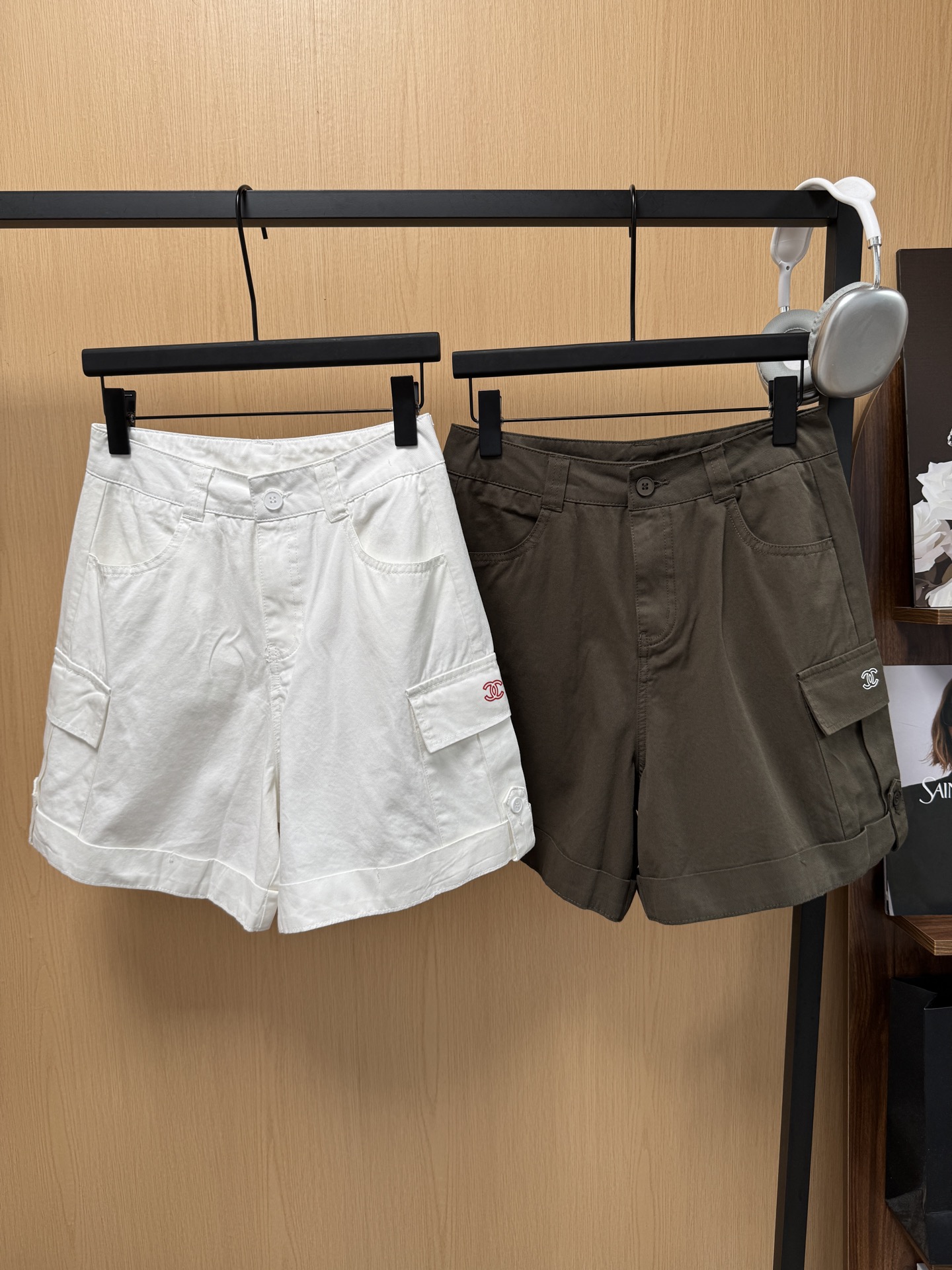 NO:893162,Chane* Xiaoxiang 26 hot summer continuation series~ Exclusively customized contrasting color logo printing embroidered letters, rolled-hem high-waisted A version work shorts, 2 colors smlxl code,,chanel,shorts,19860909Chane*小香26夏季火爆延续系列款～ 独家定制撞色logo印花刺绣字母 裤脚卷边高腰A版工装短裤 2色smlxl码,,chanel,shorts,,Women's clothing