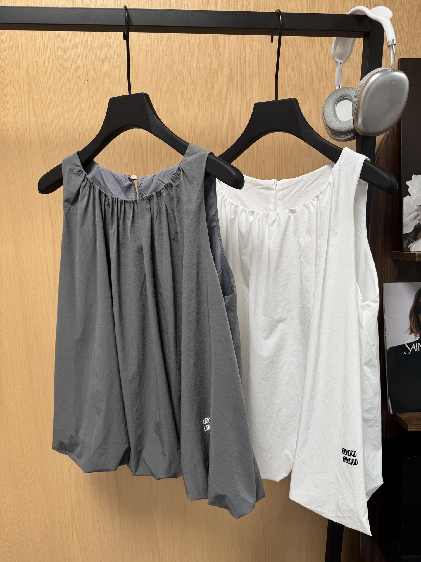 NO:898628,Miumi* 26 new summer bud vest top, exclusive custom-made fabric with contrasting logo printing, high quality!  The popular continuation of the series~ Fashionable and girly, 2 colors sml code,,miumiu,19860909Miumi* 26夏季新款花苞背心上衣 独家定制面料撞色logo印花 高品质！爆款延续系列款～ 时髦少女感满满 2色sml码,,miumiu,,Women's clothing