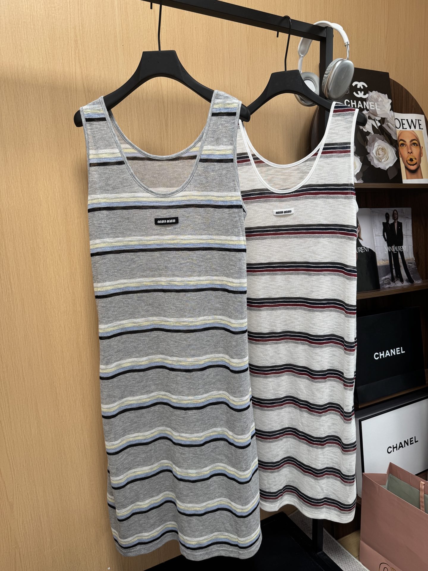 NO:898634,Miumi* 26 new summer vest blouse, custom-woven contrasting striped fabric, large U-neck, wrapped edges and large slits on the side, 2 colors, sm size,,miumiu,19860909Miumi* 26夏季新款背心罩衫 定织对纹理撞色条纹面料 大U领包边侧边大开衩设计 2色sm码,,miumiu,,Women's clothing
