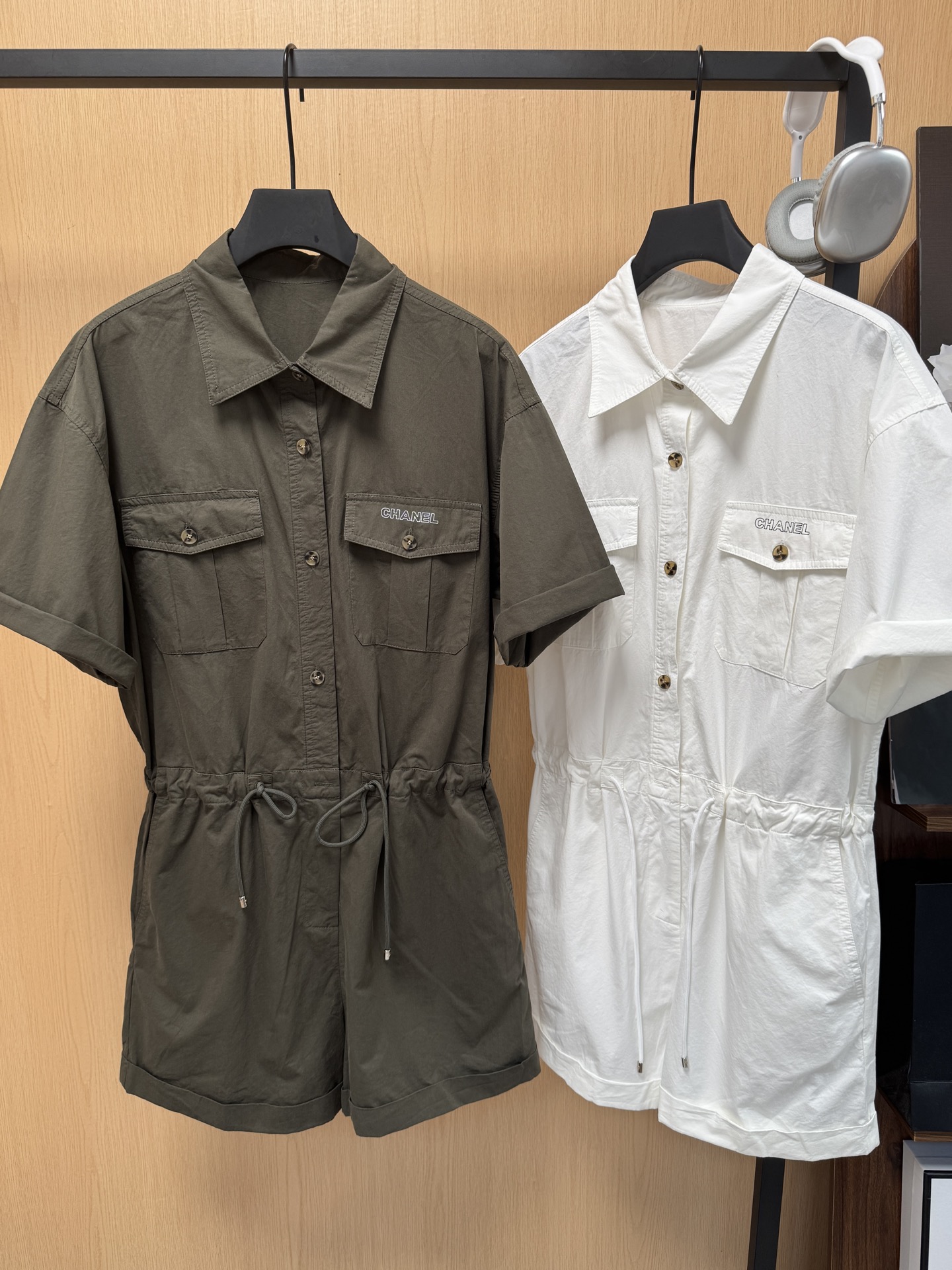 NO:893165,Chane*26 summer gear print is a hot continuation of the series~ Work-style waist-cinching jumpsuit, dropped shoulder short-sleeve design, fashionable and casual style, super correct fit!  A perfect outfit for lazy people, 2 colors sml code, chanel, T-shirt,19860909Chane*26夏季齿轮印花火爆延续系列款～ 工装型收腰连体裤 落肩短袖设计 时尚休闲款式 版型超正！ 懒人穿搭一件搞定 2色sml码,,chanel,T-shirt,,Women's clothing