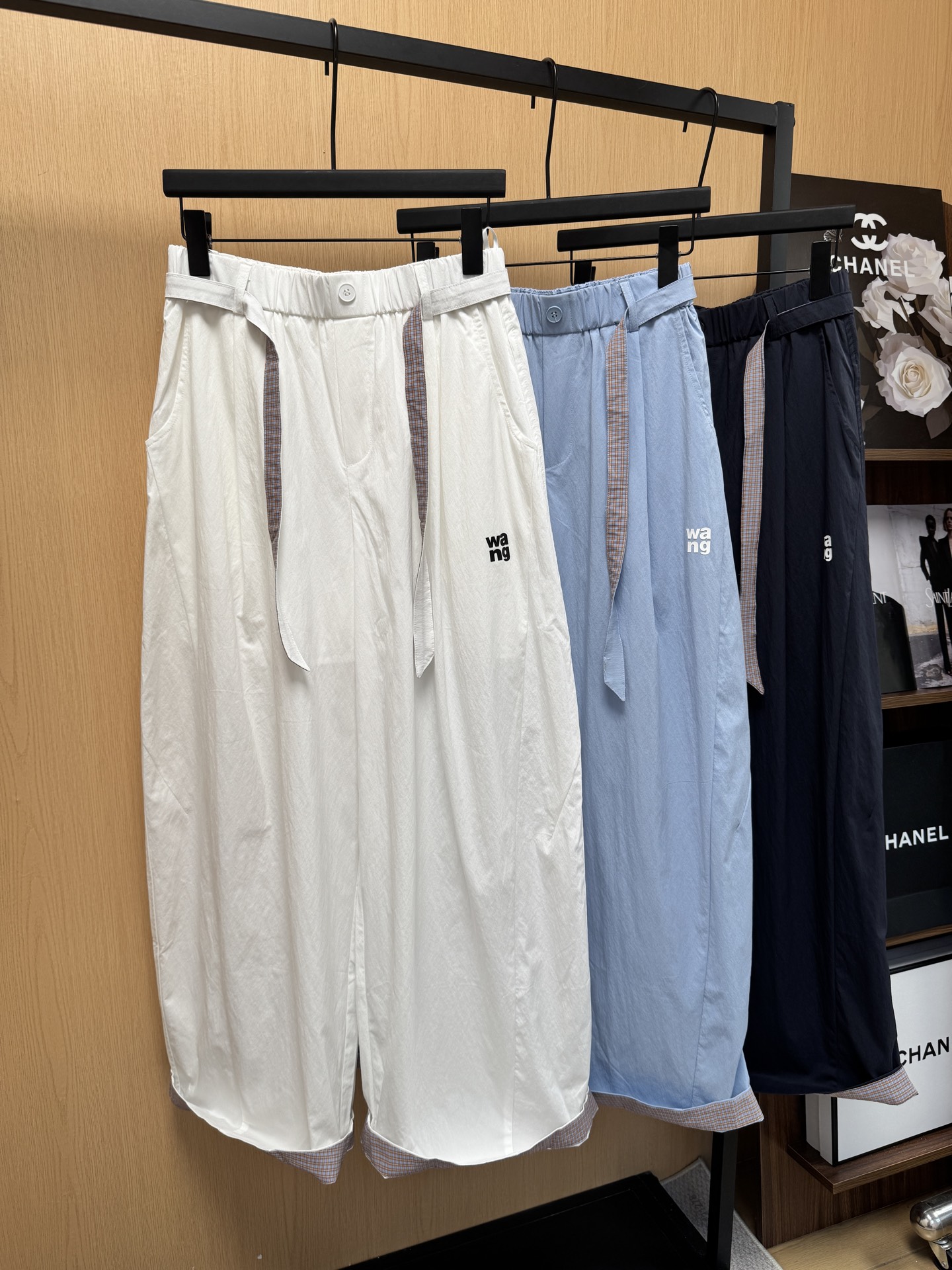NO:900013,alexande*wang’s 26 new contrasting printed wide-leg pants, three-dimensional tailoring, seams and plaid design, full of details!  Exclusively customized perfect fit that even small people can easily manage. Relaxed, comfortable and fashionable versatile item. 3-color sml code,,alexander wang,19860909alexande*wang大王26新款撞色印花阔腿裤 立体剪裁拼接缝拼格纹设计 细节满满！ 独家定制完美版型小个子也能轻松驾驭 松弛又舒适时髦的百搭单品 3色sml码,,alexander wang,,Women's clothing