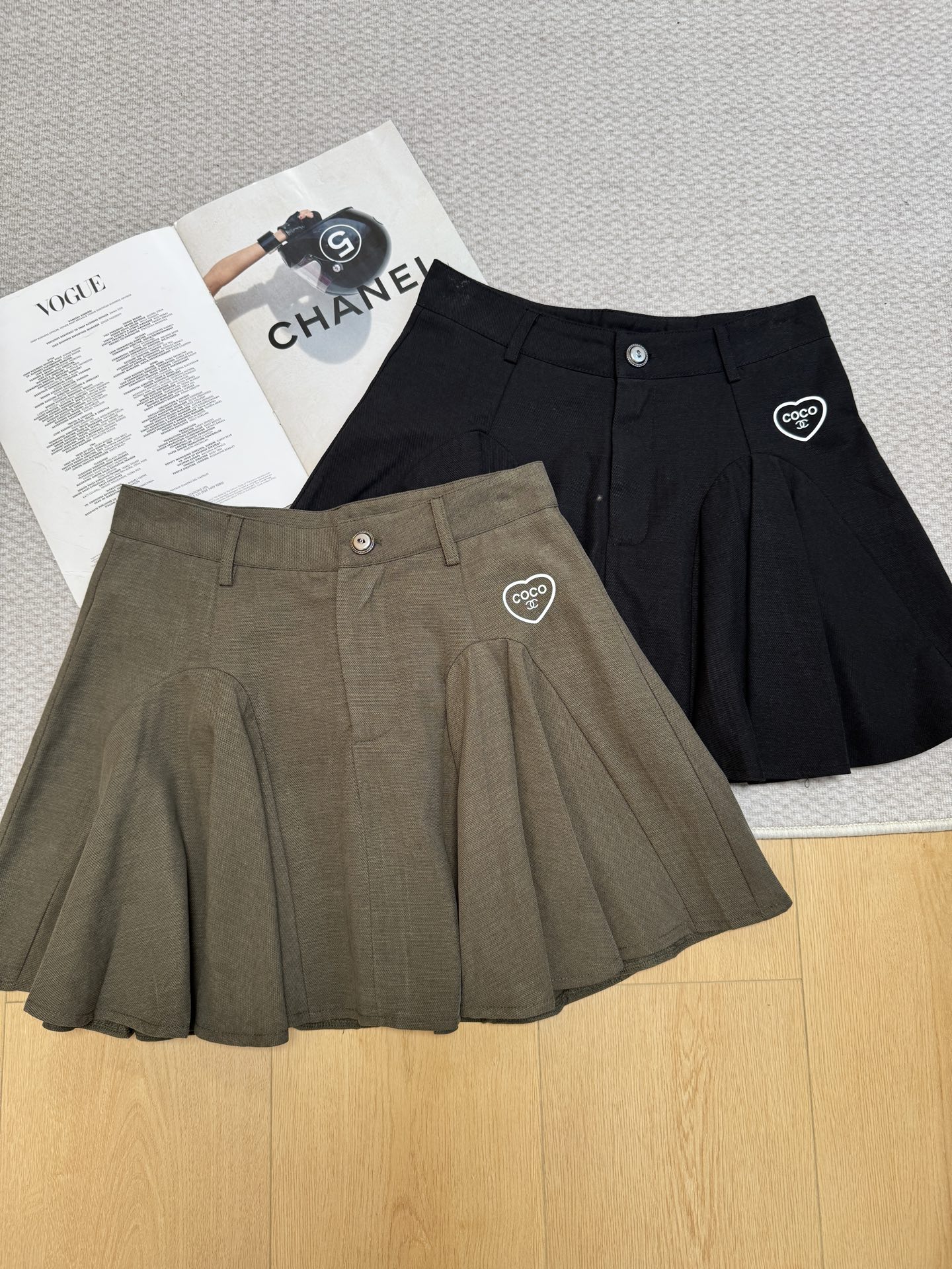NO:901250,Xiaoxiang 26 new pleated denim skirt, three-dimensional logo love offset printing embellishment, high waist A layout design, 2-color sml code,,skirts,19860909小香26新款打褶牛仔短裙 立体logo爱心胶印点缀 高腰A版式设计 2色sml码,,skirts,,Women's clothing