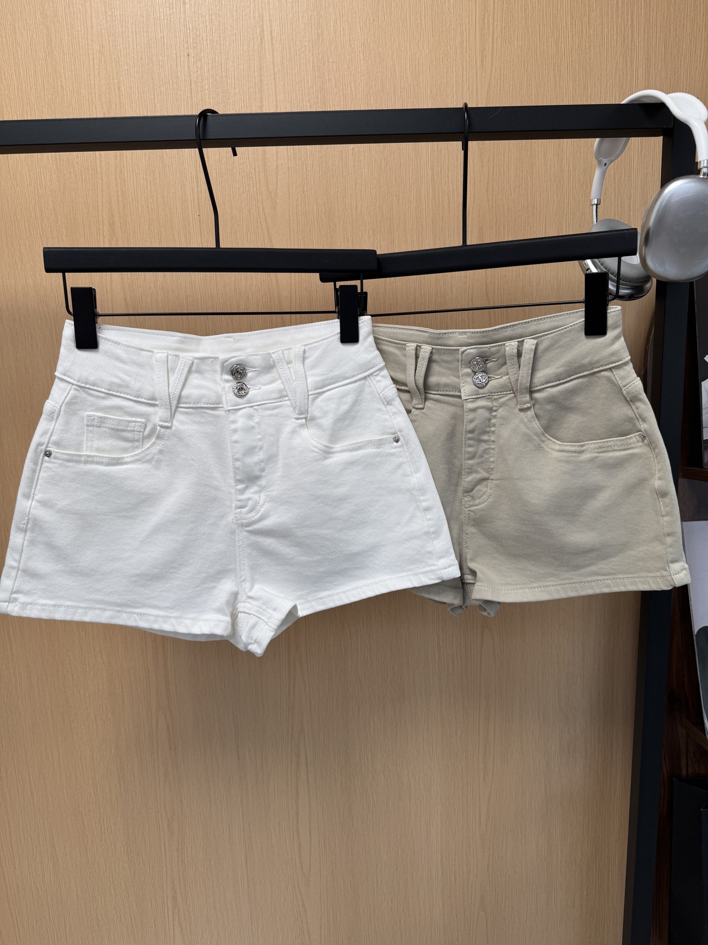 NO:908513,Chane* Xiaoxiang 26 new style double-button high-waisted shorts, double C hot diamond embellishment on the back pocket, high-end and simple, A version of high elastic fabric, 2 colors, smlxl code,,chanel,shorts,19860909Chane*小香26新款双扣高腰短裤 后袋双C烫钻点缀 高级又简约 A版高弹力面料 2色 smlxl码,,chanel,shorts,,Women's clothing
