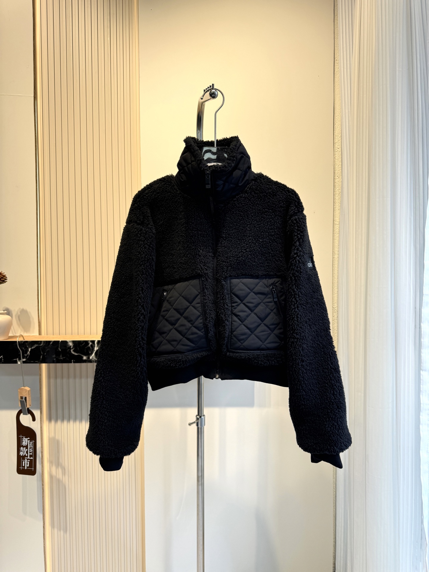 P360


 ALO羊羔绒羽绒服

ALO YOGA 羊羔绒外套夹克羽绒服 SHERPA EDGE BOMBER系列纯色立领拉链休闲无帽绒感外套 女款

Alo yoga jisoo金智秀同款羊羔绒立领拉链修身短款女士夹克外套

Alo SHERPA EDGE BOMBER大口袋羊羔绒柔软蓬松 触感舒适 可搭配牛仔裤👖 瑜伽裤 工装裤以及裙装都可以❤️ 各个部位的面料都是通过多次对比严选出来的 精湛的工艺设计超级拉身材比例 
象牙白温柔干净 暖乎乎的 舒适又白搭
黑色也超显帅气🌸

颜色：黑色 象牙白
Size：XS- L