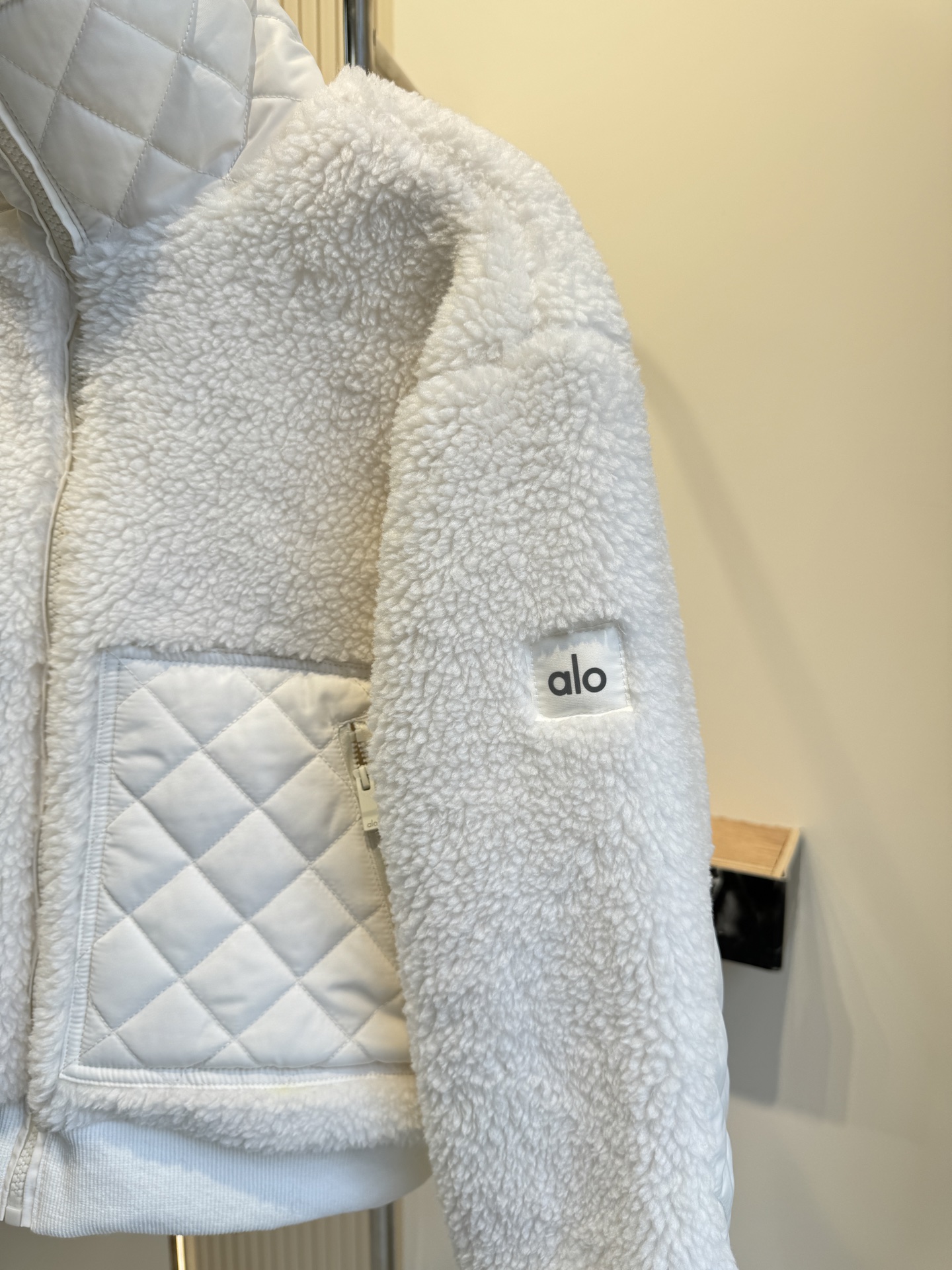 Alo Yoga Faux Fur Zip Up Jacket - Cozy Fleece Cropped Jacket for Women 4 i1754907655966 1634 0 3