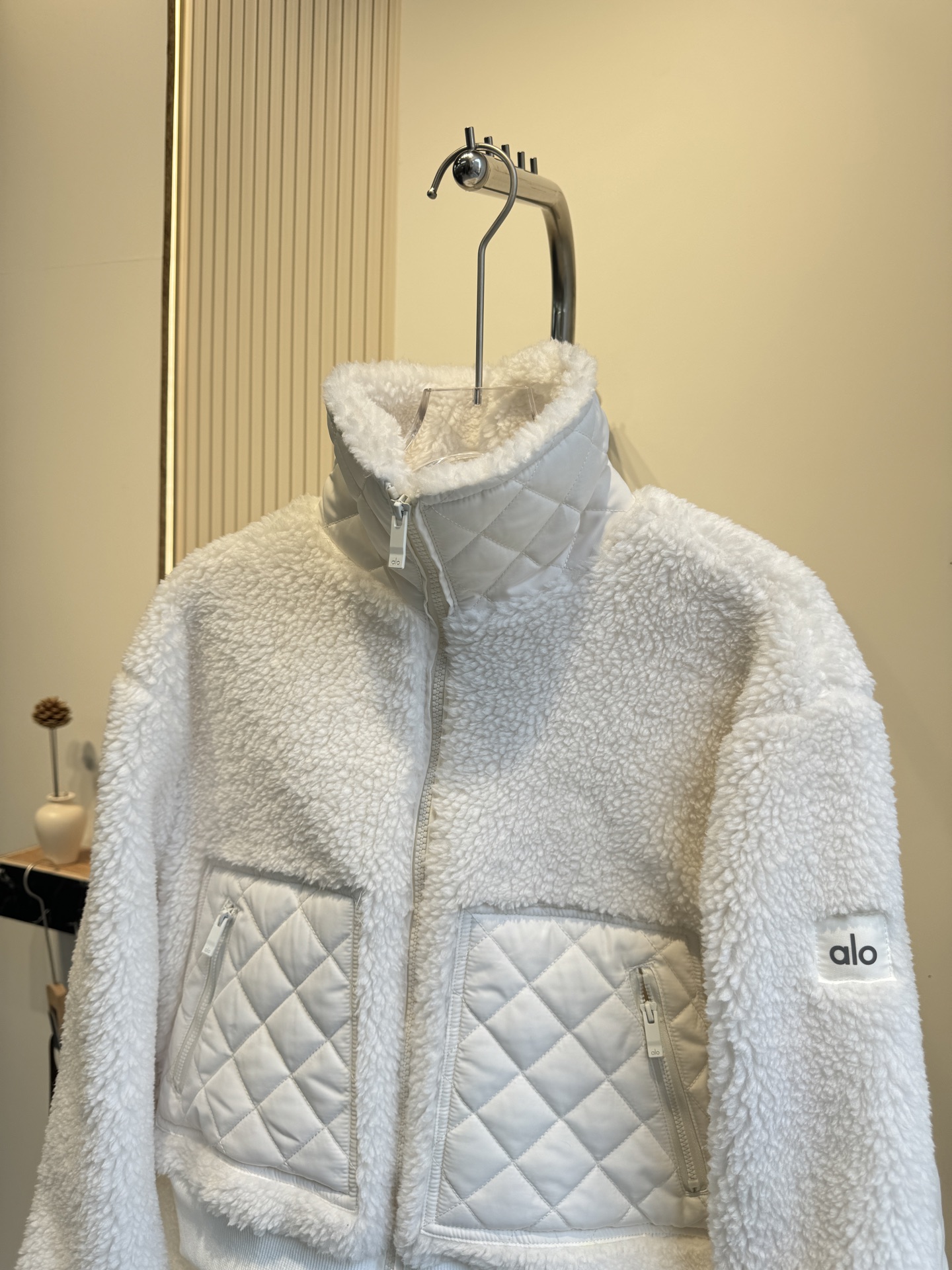 Alo Yoga Faux Fur Zip Up Jacket - Cozy Fleece Cropped Jacket for Women 5 i1754907656012 6134 0 4
