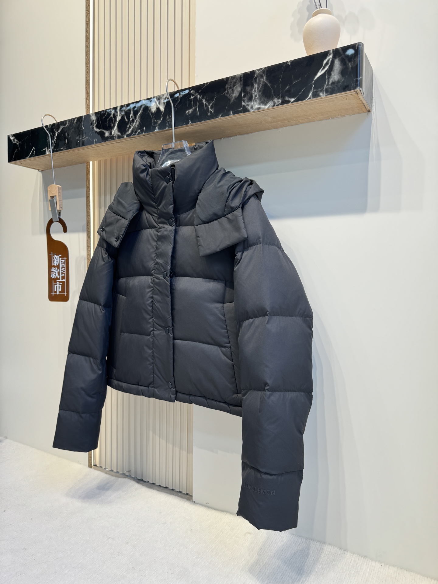 💰500（顶级版本）
𝐋𝐮𝐥𝐮𝐥𝐞𝐦𝐨𝐧 𝐖𝐮𝐧𝐝𝐞𝐫 𝐏𝐮𝐟𝐟 四格羽绒服 

颜色：骨白色

尺码：2码 4码 6码 8码 10码