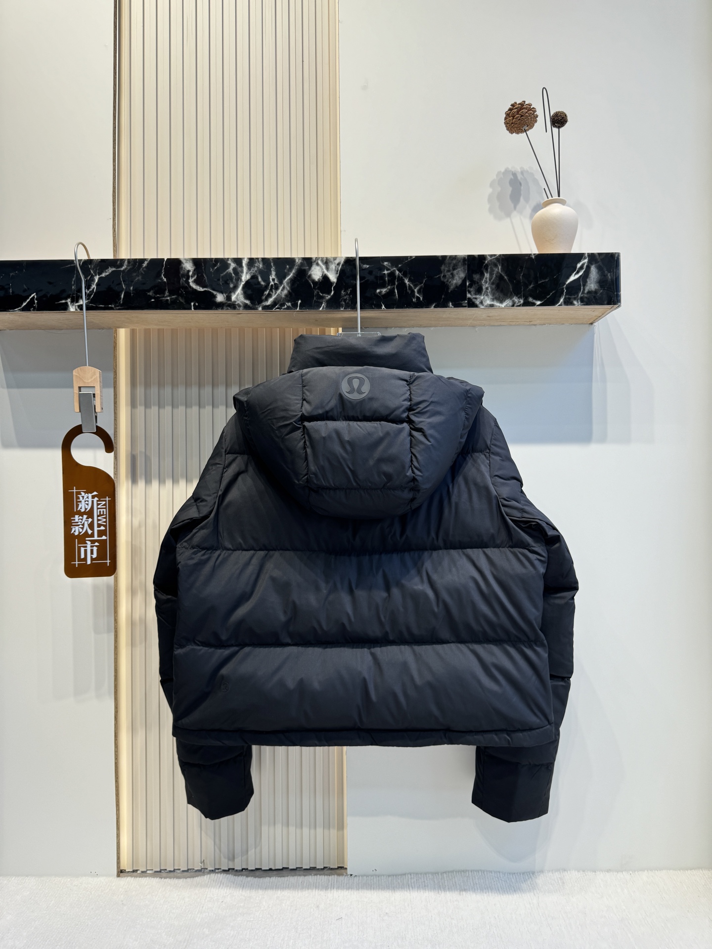 💰500（顶级版本）
𝐋𝐮𝐥𝐮𝐥𝐞𝐦𝐨𝐧 𝐖𝐮𝐧𝐝𝐞𝐫 𝐏𝐮𝐟𝐟 四格羽绒服 

颜色：骨白色

尺码：2码 4码 6码 8码 10码