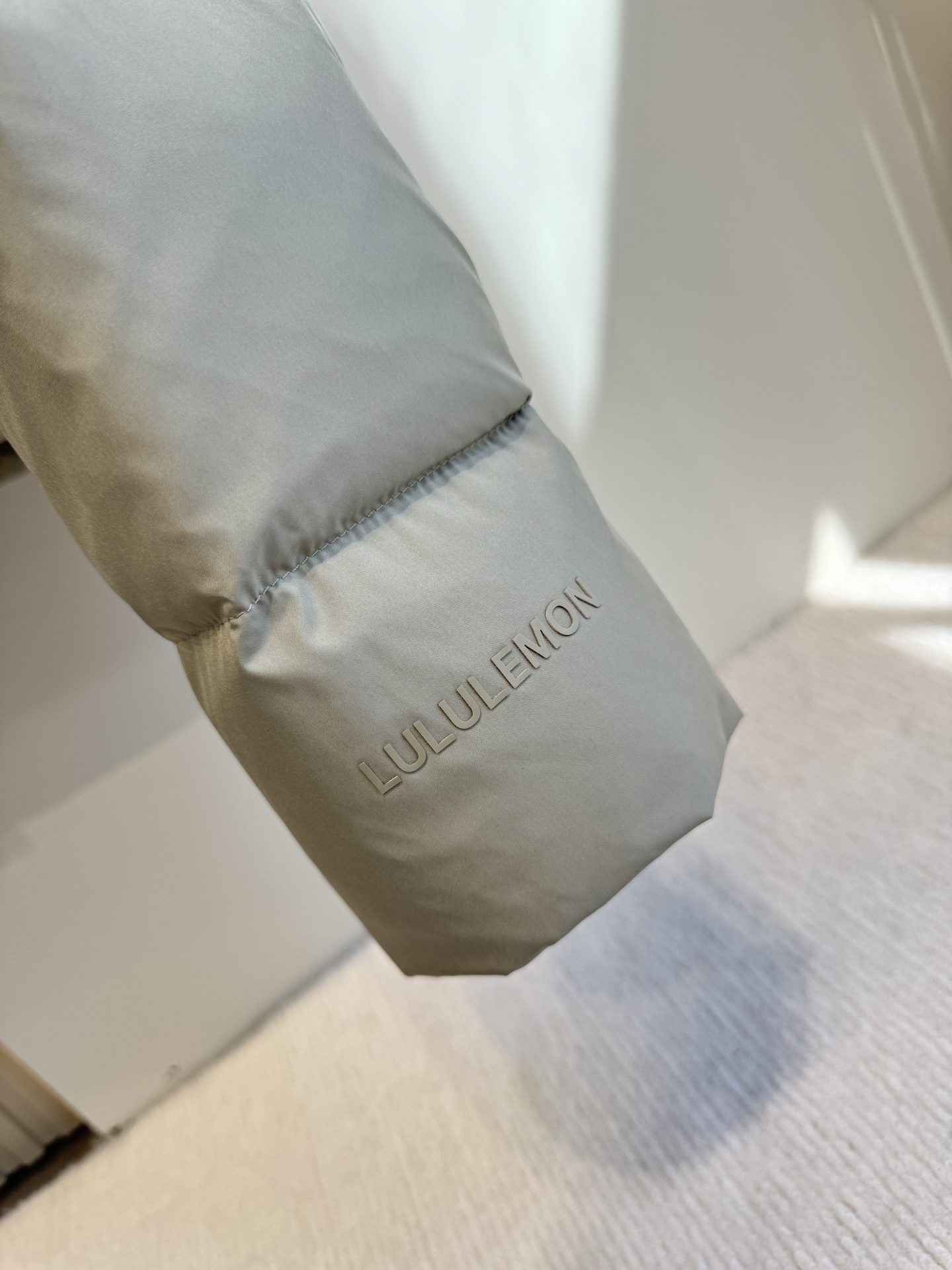 💰500（顶级版本）
𝐋𝐮𝐥𝐮𝐥𝐞𝐦𝐨𝐧 𝐖𝐮𝐧𝐝𝐞𝐫 𝐏𝐮𝐟𝐟 四格羽绒服 

颜色：骨白色

尺码：2码 4码 6码 8码 10码