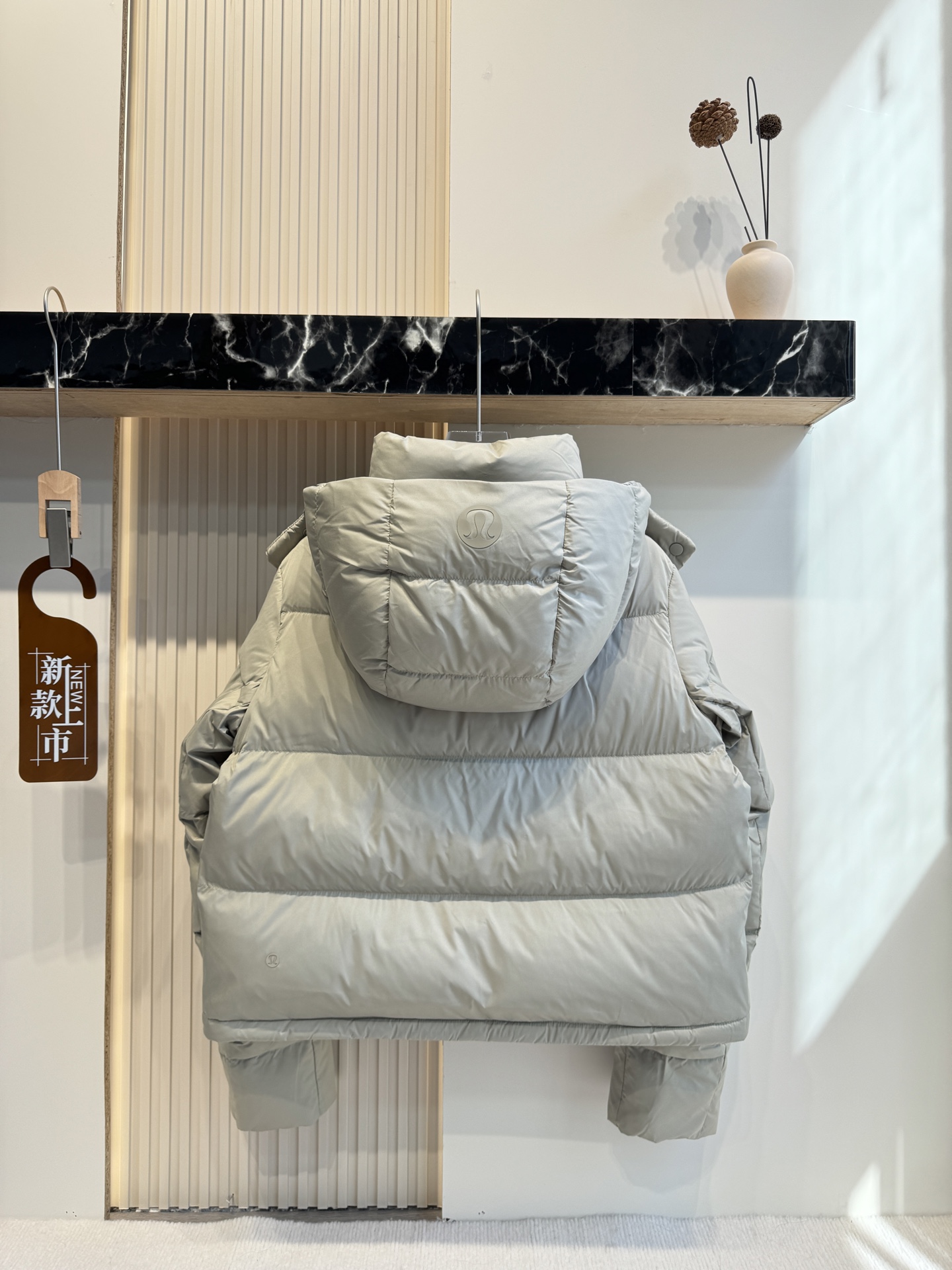 💰500（顶级版本）
𝐋𝐮𝐥𝐮𝐥𝐞𝐦𝐨𝐧 𝐖𝐮𝐧𝐝𝐞𝐫 𝐏𝐮𝐟𝐟 四格羽绒服 

颜色：骨白色

尺码：2码 4码 6码 8码 10码