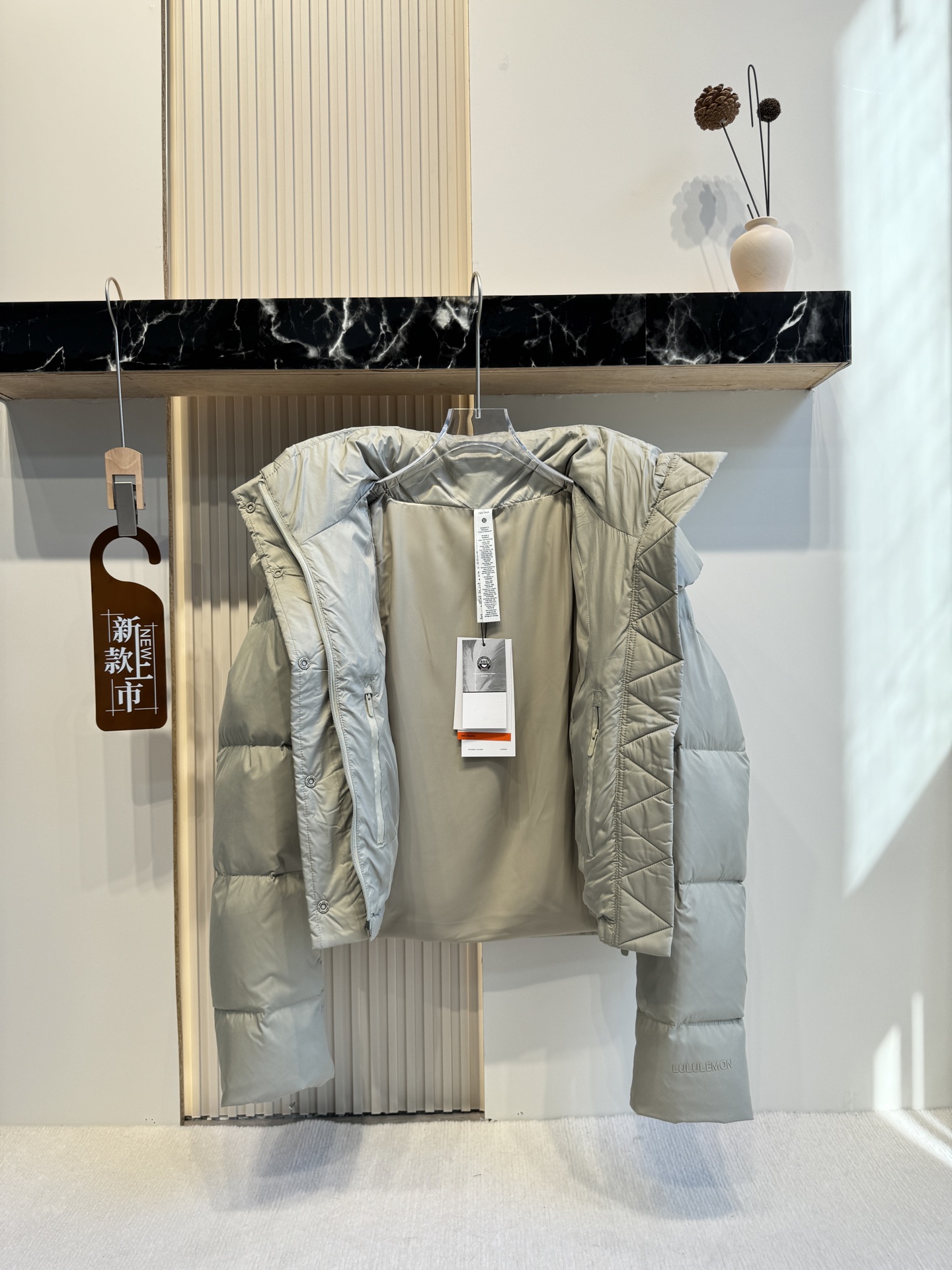 💰500（顶级版本）
𝐋𝐮𝐥𝐮𝐥𝐞𝐦𝐨𝐧 𝐖𝐮𝐧𝐝𝐞𝐫 𝐏𝐮𝐟𝐟 四格羽绒服 

颜色：骨白色

尺码：2码 4码 6码 8码 10码