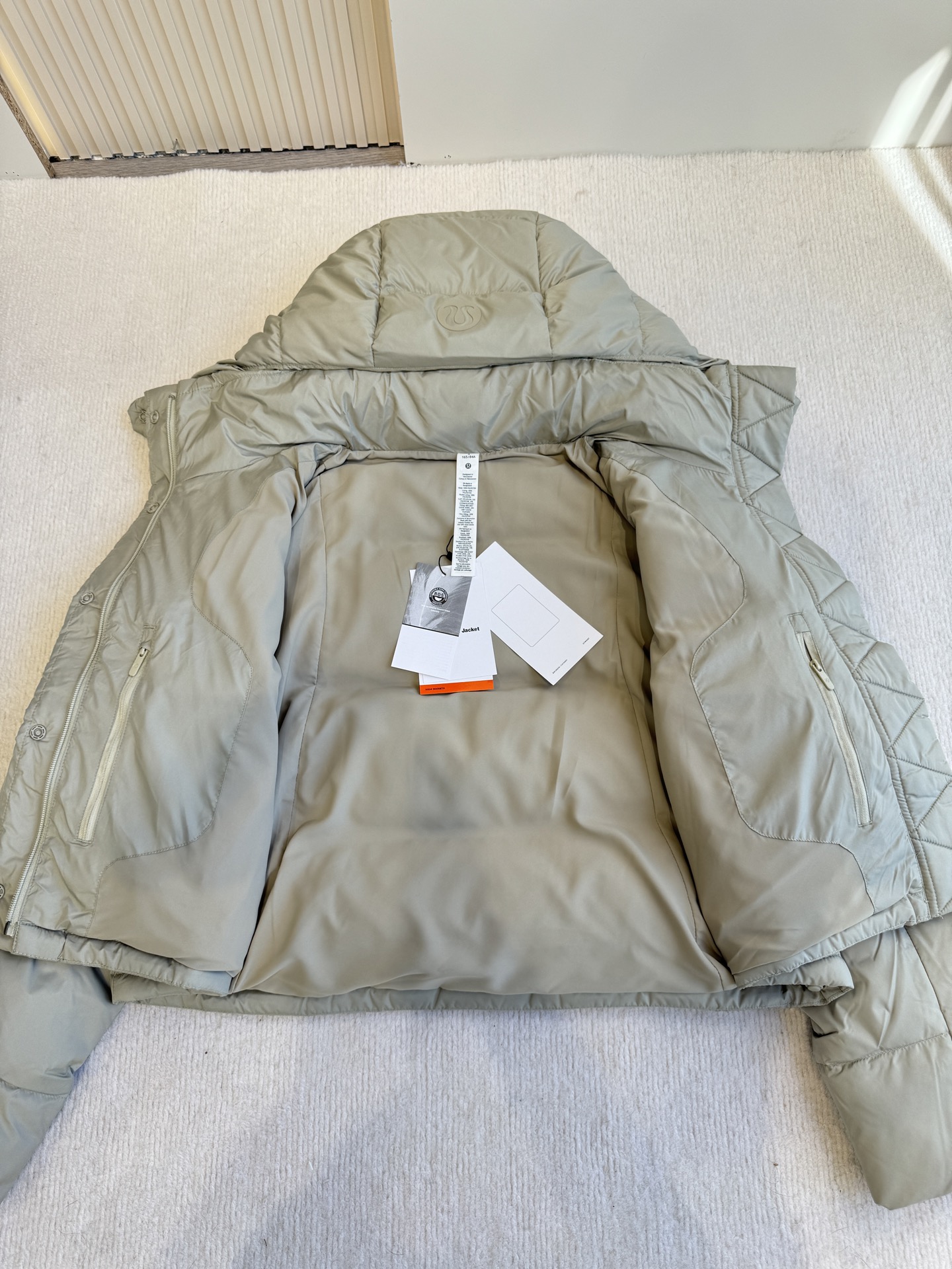 💰500（顶级版本）
𝐋𝐮𝐥𝐮𝐥𝐞𝐦𝐨𝐧 𝐖𝐮𝐧𝐝𝐞𝐫 𝐏𝐮𝐟𝐟 四格羽绒服 

颜色：骨白色

尺码：2码 4码 6码 8码 10码