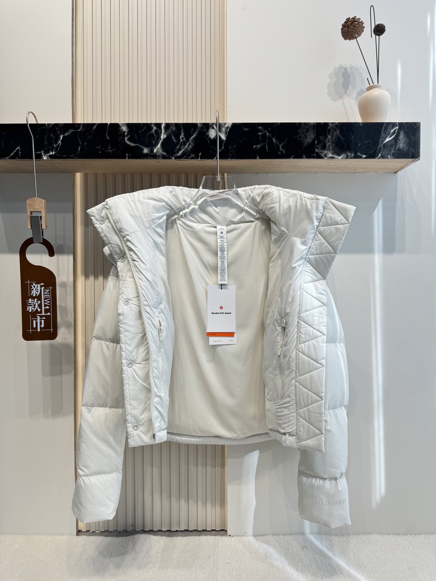 💰500（顶级版本）
𝐋𝐮𝐥𝐮𝐥𝐞𝐦𝐨𝐧 𝐖𝐮𝐧𝐝𝐞𝐫 𝐏𝐮𝐟𝐟 四格羽绒服 

颜色：骨白色

尺码：2码 4码 6码 8码 10码