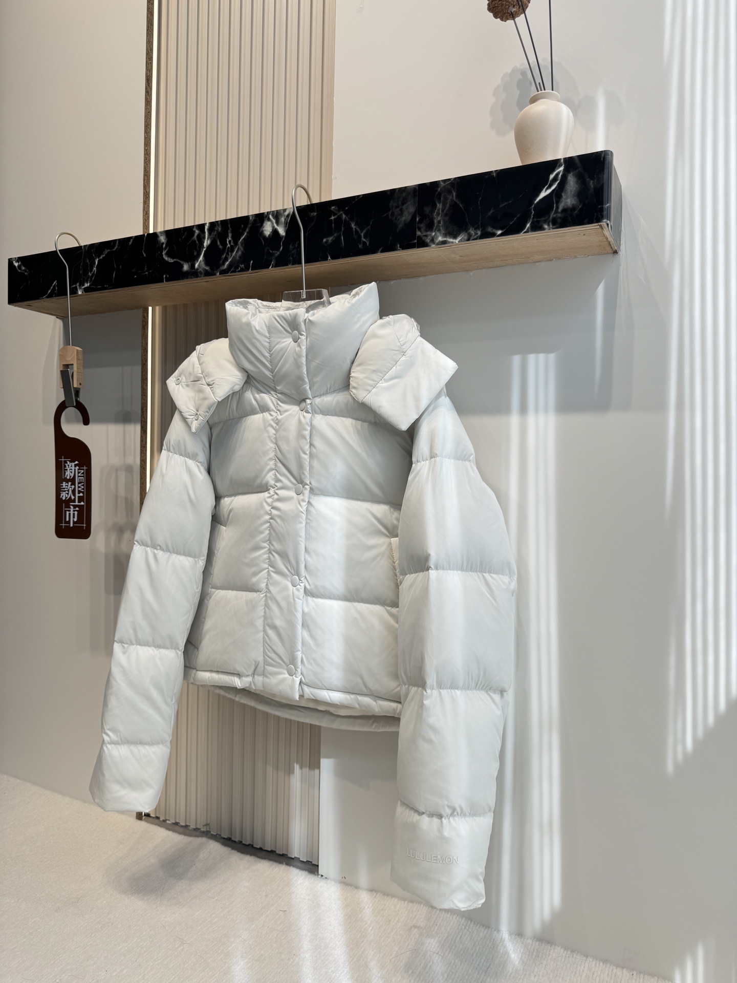 💰500（顶级版本）
𝐋𝐮𝐥𝐮𝐥𝐞𝐦𝐨𝐧 𝐖𝐮𝐧𝐝𝐞𝐫 𝐏𝐮𝐟𝐟 四格羽绒服 

颜色：骨白色

尺码：2码 4码 6码 8码 10码