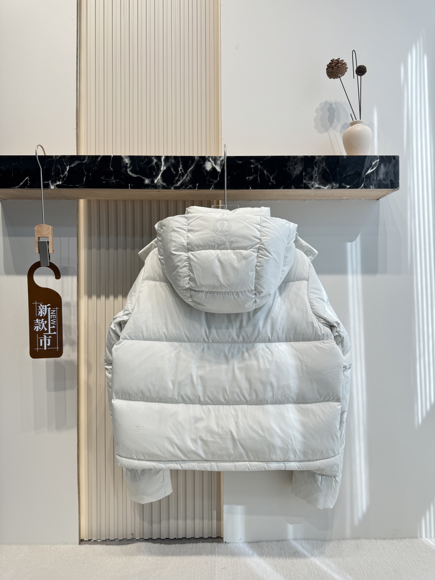 💰500（顶级版本）
𝐋𝐮𝐥𝐮𝐥𝐞𝐦𝐨𝐧 𝐖𝐮𝐧𝐝𝐞𝐫 𝐏𝐮𝐟𝐟 四格羽绒服 

颜色：骨白色

尺码：2码 4码 6码 8码 10码