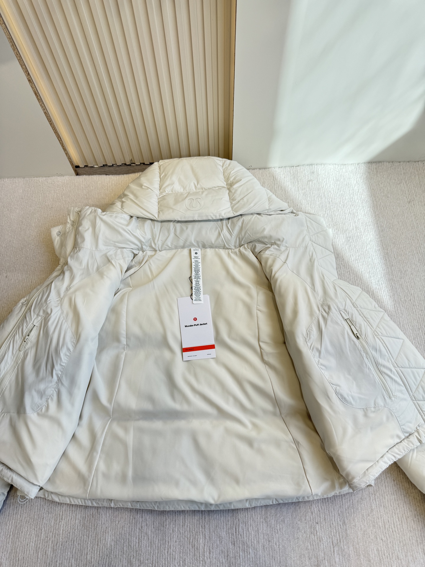 💰500（顶级版本）
𝐋𝐮𝐥𝐮𝐥𝐞𝐦𝐨𝐧 𝐖𝐮𝐧𝐝𝐞𝐫 𝐏𝐮𝐟𝐟 四格羽绒服 

颜色：骨白色

尺码：2码 4码 6码 8码 10码