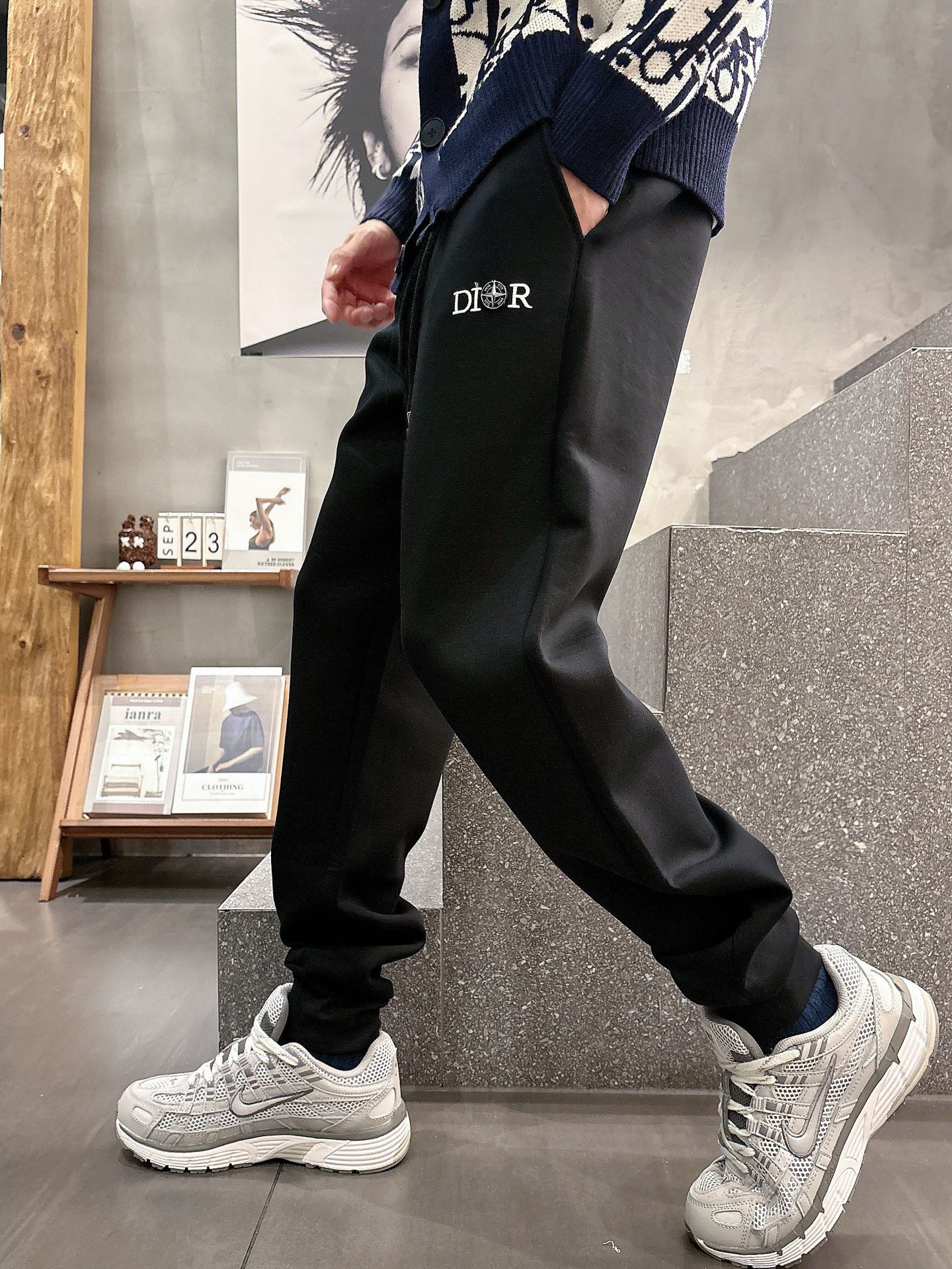 NO:565238,Dior's top products 2025 autumn and winter new casual pants!  On sale simultaneously on the official website. Brand classic LOGO casual pants, customized fabrics, excellent comfort, strong touch. Highly recognizable, perfect appearance and craftsmanship. Sizes M-3XL, dior, alexander wang19860909迪奥 顶级货品 2025秋冬新款休闲裤！官网同步发售.品牌经典LOGO休闲裤 ,定制面料,舒适度极好,手触感强烈.辨识度极高,完美品相工艺. 尺码M-3XL,,dior,alexander wang,Men's clothing