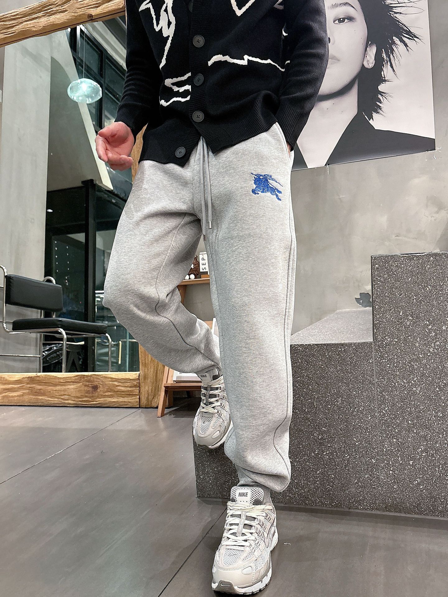 NO:565243,Burberry's top products 2025 autumn and winter new casual pants!  On sale simultaneously on the official website. The brand's classic LOGO casual pants, customized fabrics, excellent comfort, strong touch. Highly recognizable, perfect appearance and craftsmanship. Sizes M-3XL, burberry, alexander wang19860909巴宝莉 顶级货品 2025秋冬新款休闲裤！官网同步发售.品牌经典LOGO休闲裤 ,定制面料,舒适度极好,手触感强烈.辨识度极高,完美品相工艺. 尺码M-3XL,,burberry,alexander wang,Men's clothing