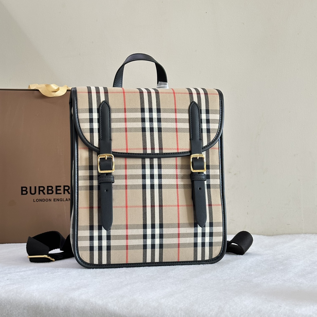 25 new products are launched for the first time. The original Burberry factory has a checkered square version with a college style. It is made of