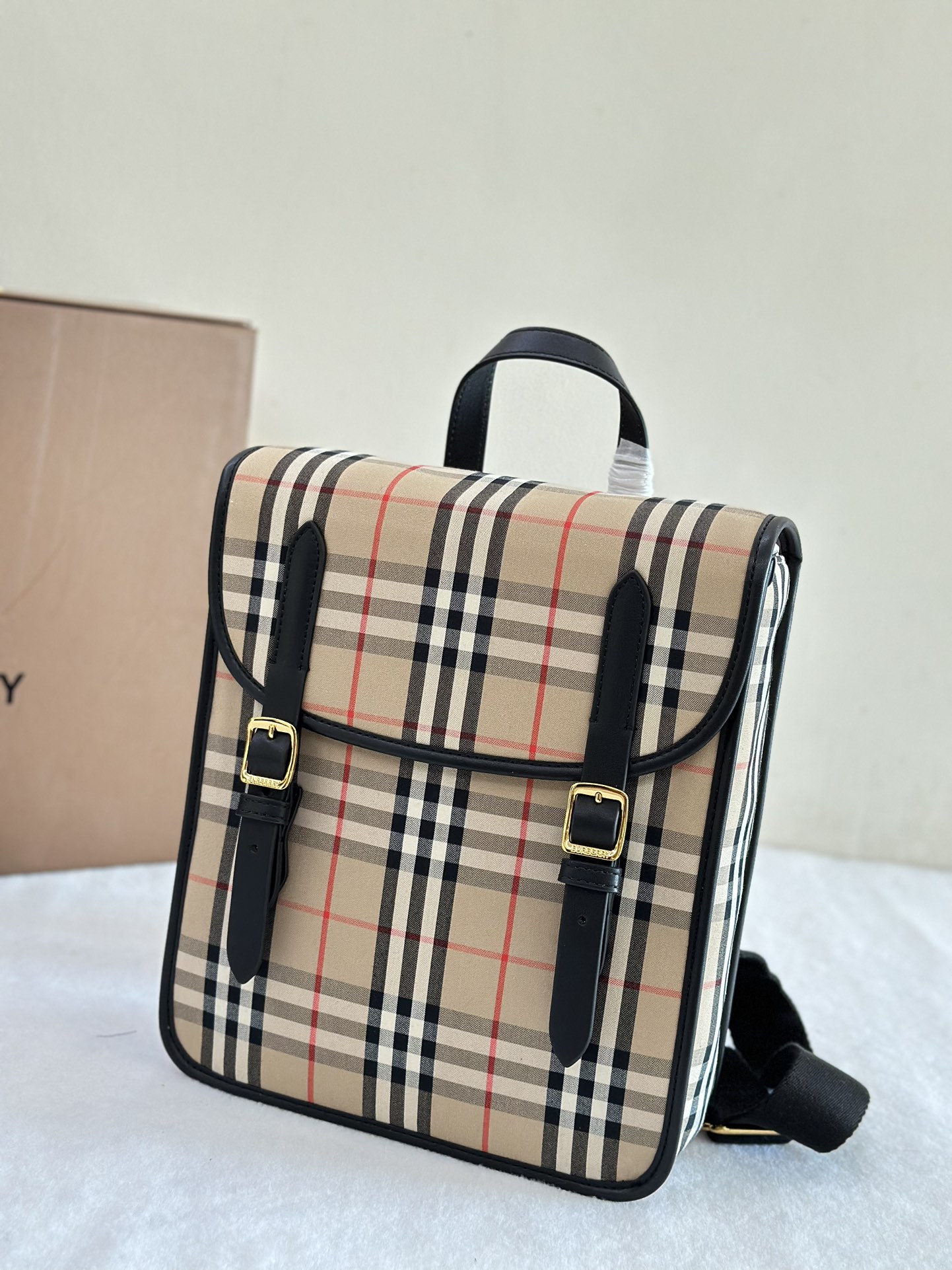 25 new products are launched for the first time. The original Burberry factory has a checkered square version with a college style. It is made of