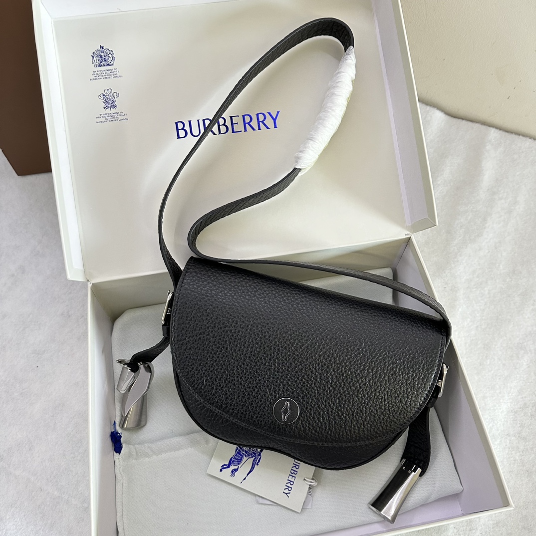 25 new product debut Burberry original factory B Chess college style cross-body bag. Full leather stand-up bag, made of full-grain calfskin fabri