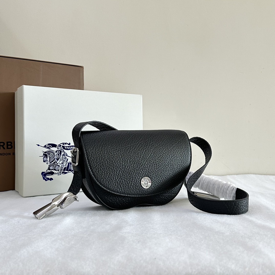 25 new product debut Burberry original factory B Chess college style cross-body bag. Full leather stand-up bag, made of full-grain calfskin fabri