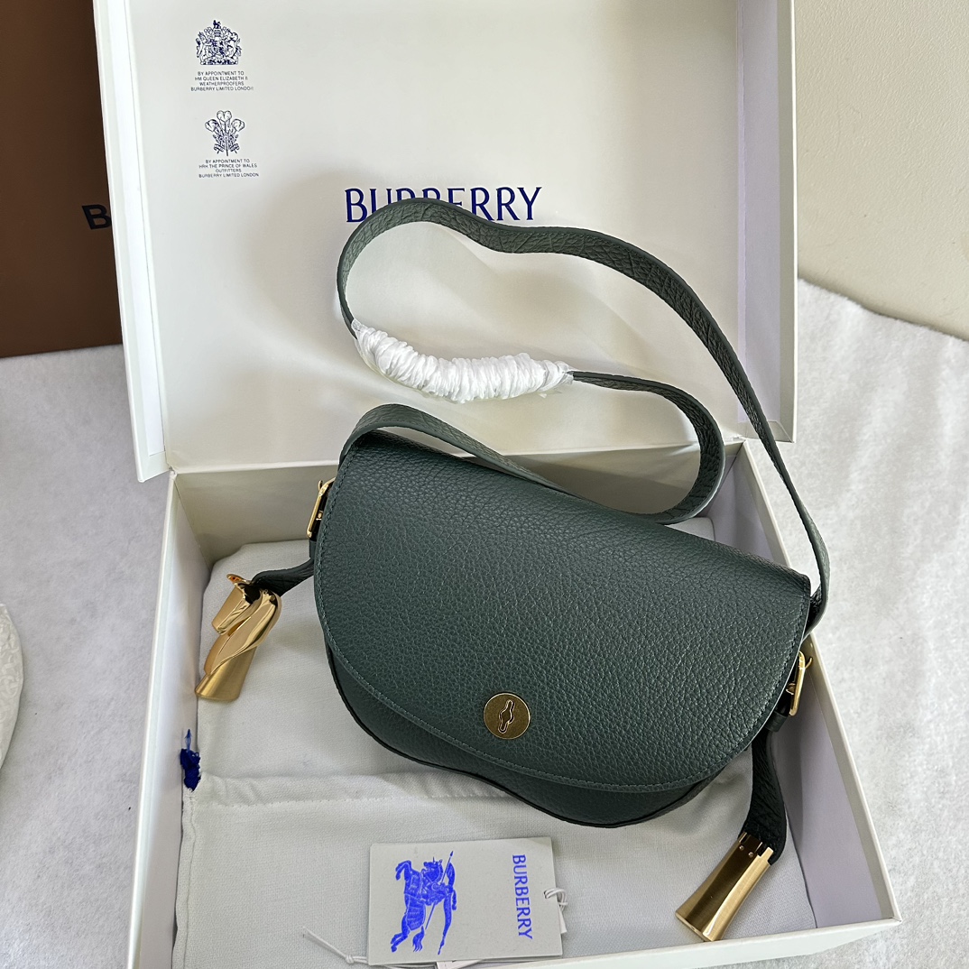 25 new product debut Burberry original factory B Chess college style cross-body bag. Full leather stand-up bag, made of full-grain calfskin fabri