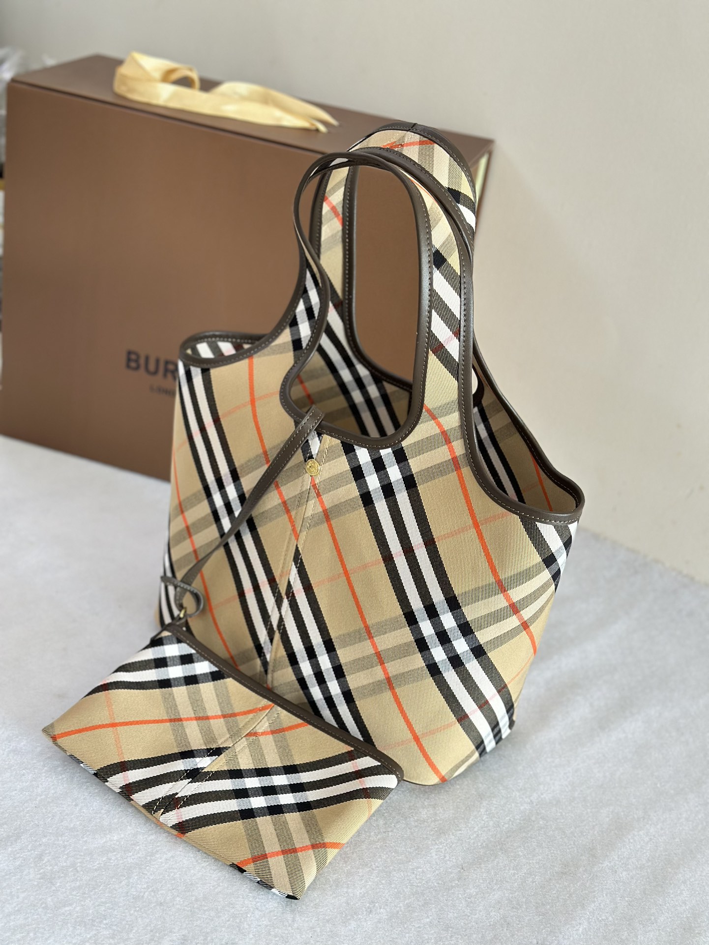 Burberry. Soft and structured tote bag, made of cotton twill fabric and crafted in Italian workshops. Embellished with worsted new season Burberr