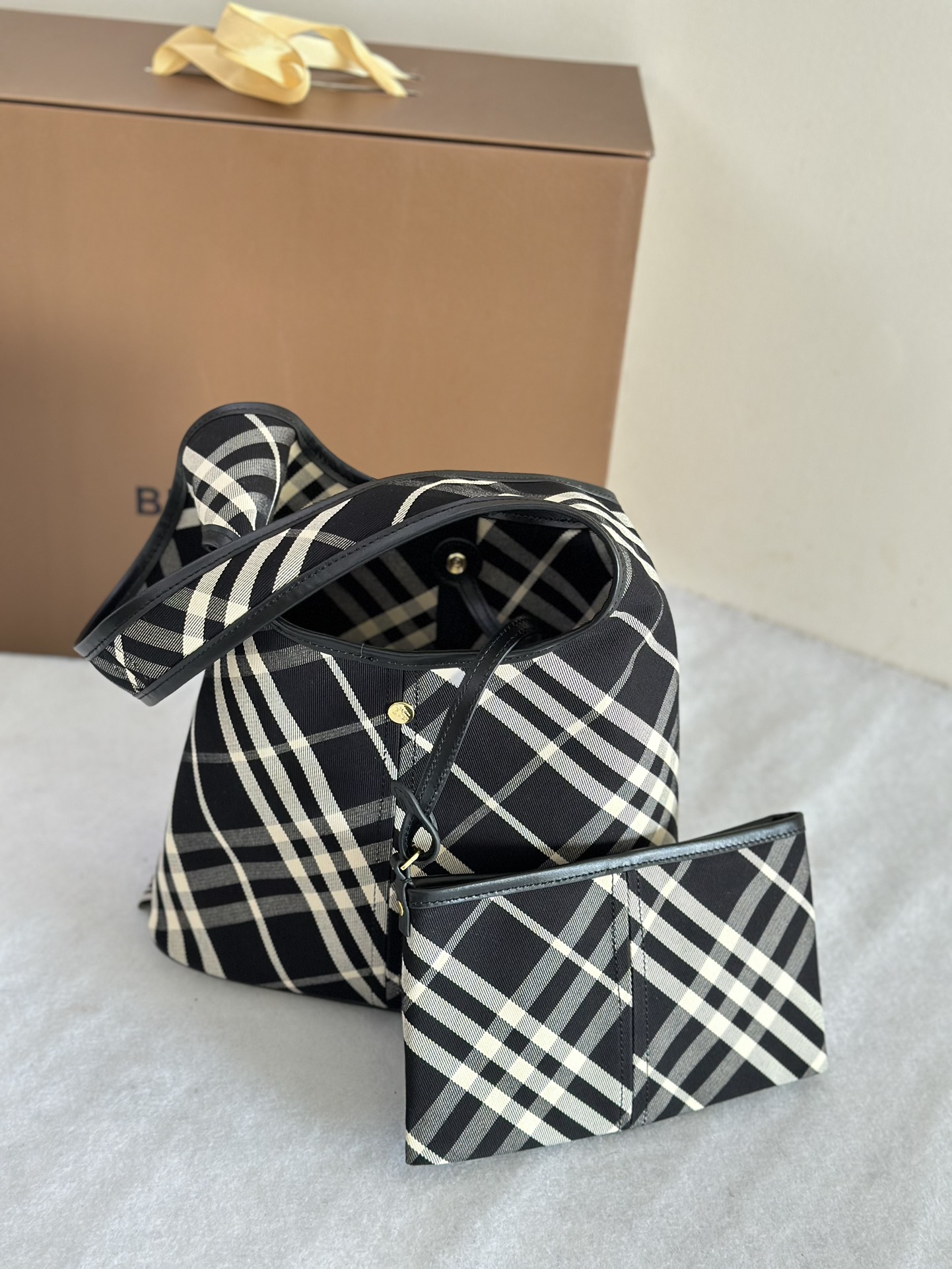 Burberry pure original B bag small plaid shoulder bag, soft and upright tote bag, made of cotton twill fabric. Crafted in an Italian workshop and
