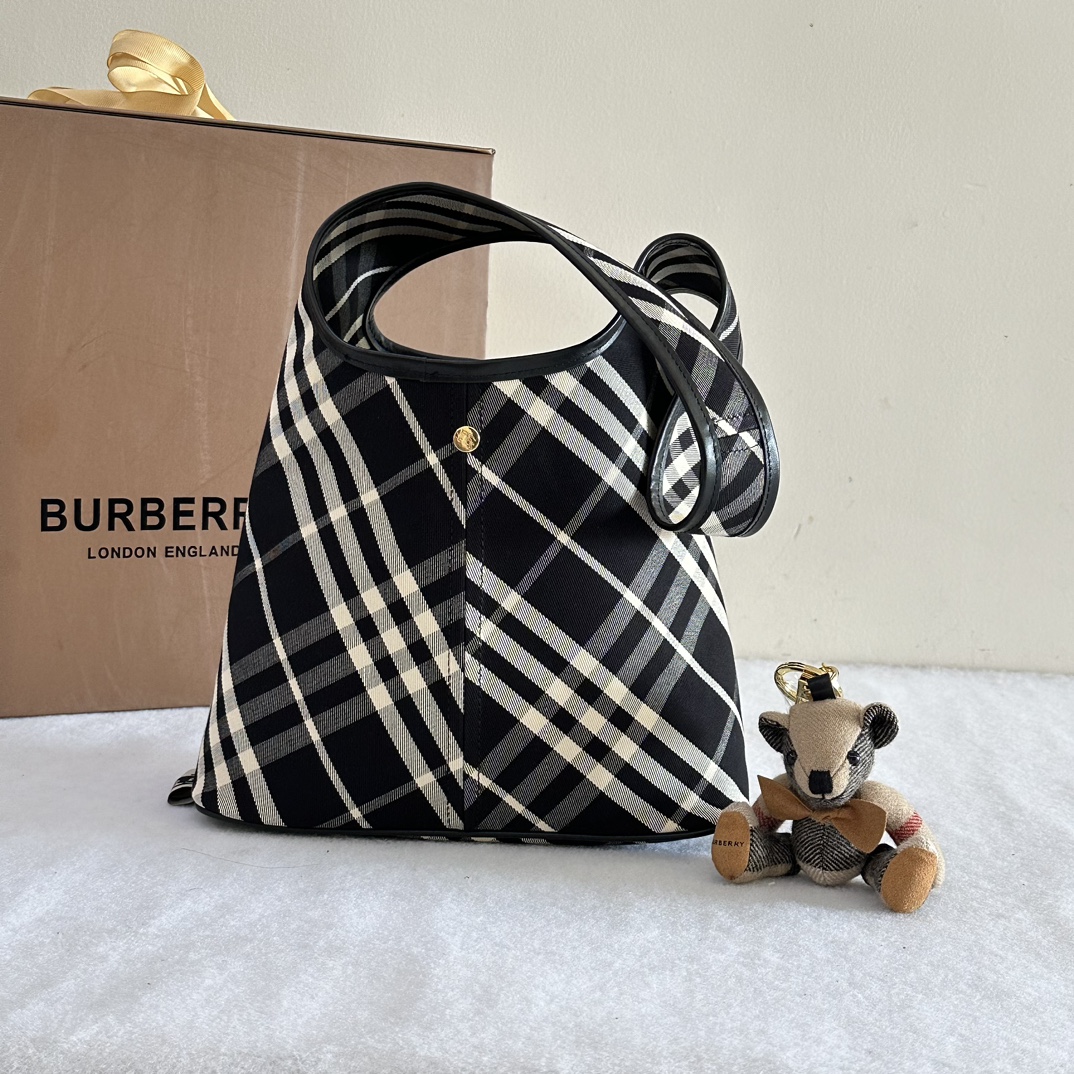 Burberry pure original B bag small plaid shoulder bag, soft and upright tote bag, made of cotton twill fabric. Crafted in an Italian workshop and