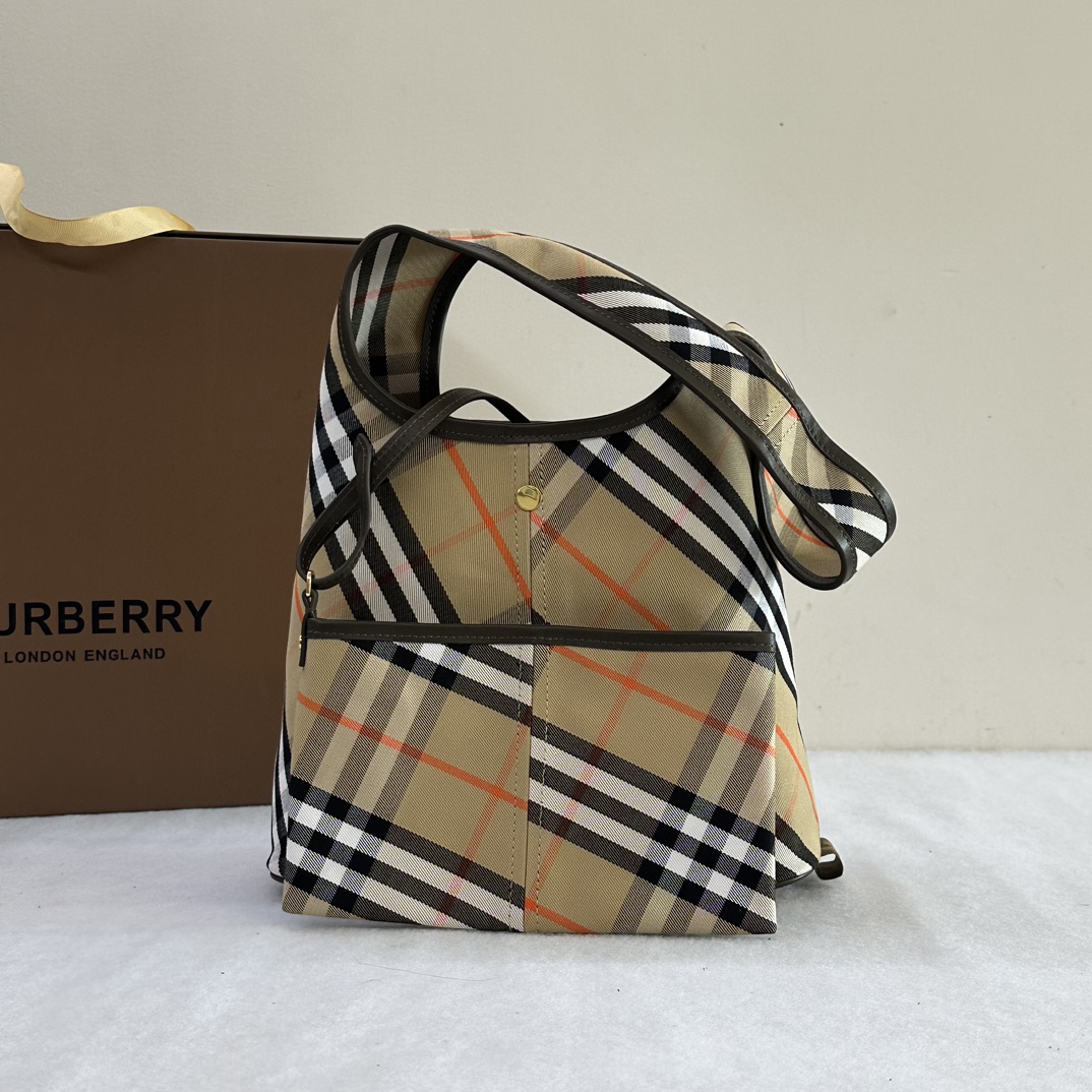 Original B bag small plaid shoulder bag, soft and upright tote bag, made of cotton twill fabric. Crafted in an Italian workshop and embellished w