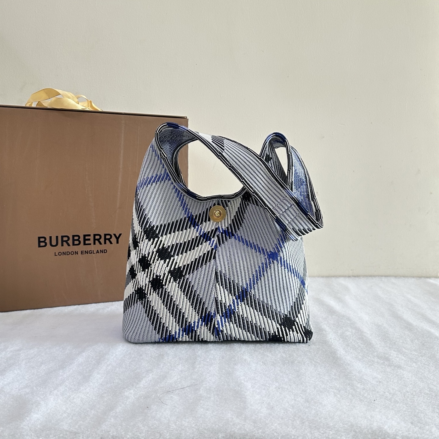 Original B bag small plaid knitted soft and upright shoulder bag, knitted in Italy and decorated with Burberry plaid. It's lightweight, unlined a